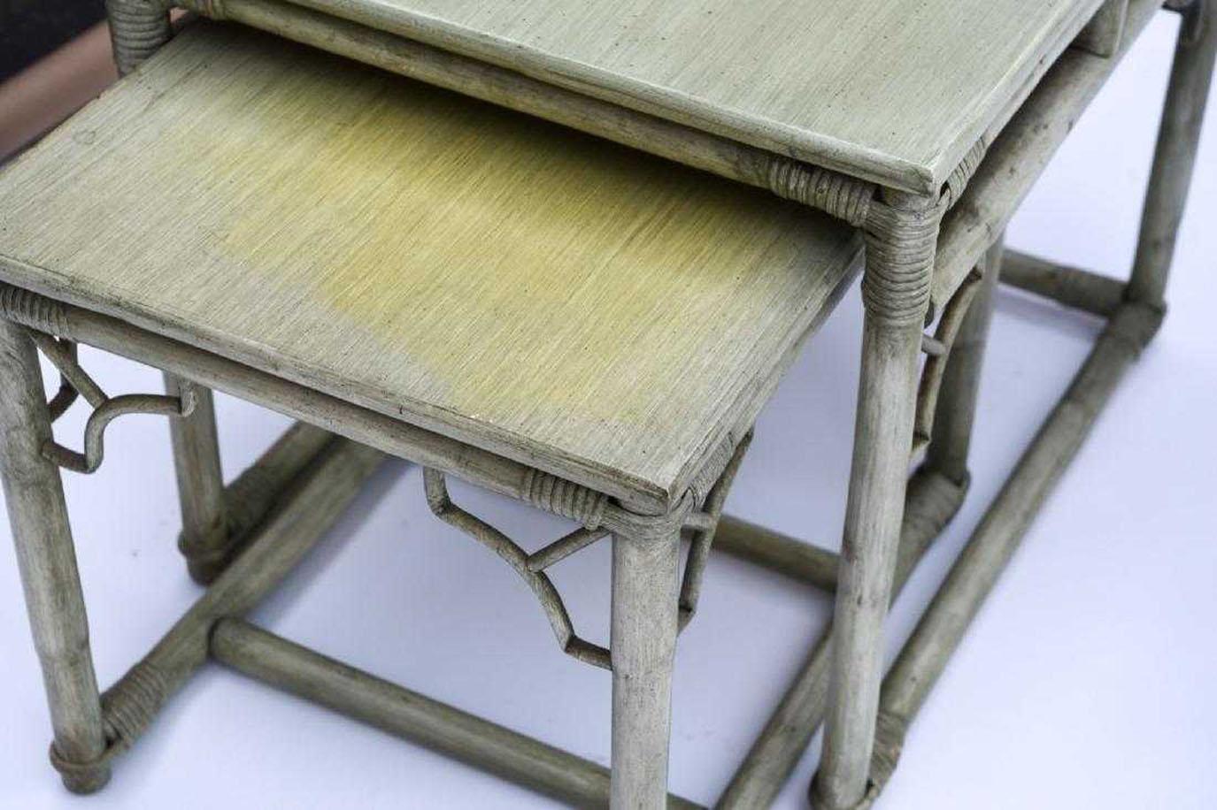 Table et chaises et tables d'appoint en faux bambou et rotin Bon état - En vente à Sheffield, MA