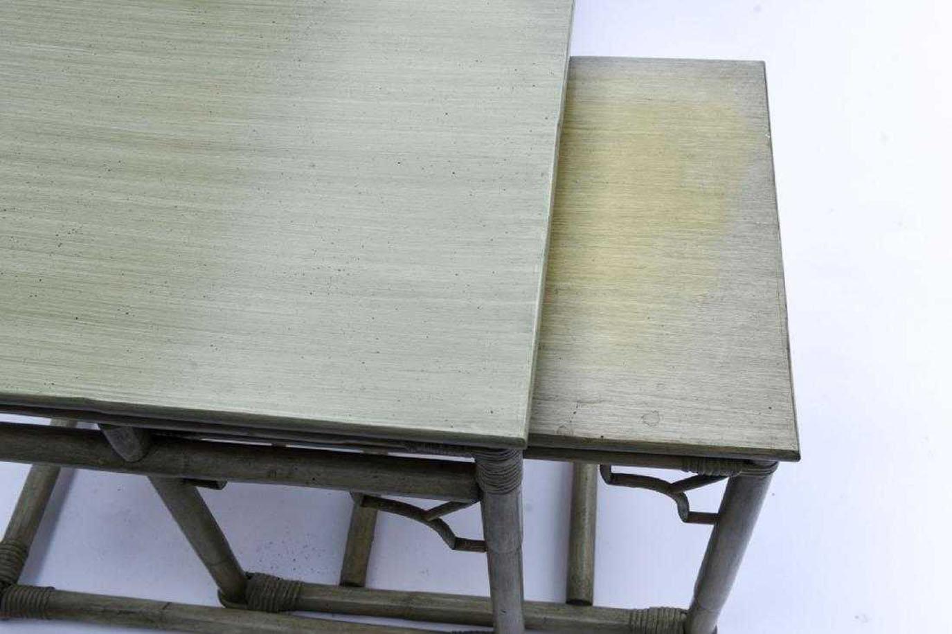 Milieu du XXe siècle Table et chaises et tables d'appoint en faux bambou et rotin en vente