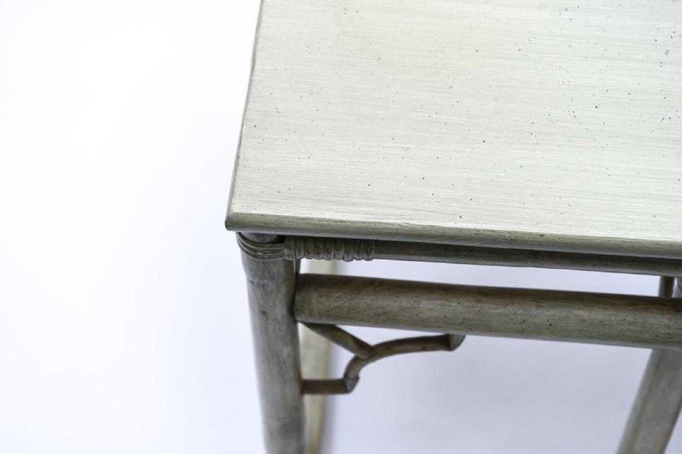 Table et chaises et tables d'appoint en faux bambou et rotin en vente 1
