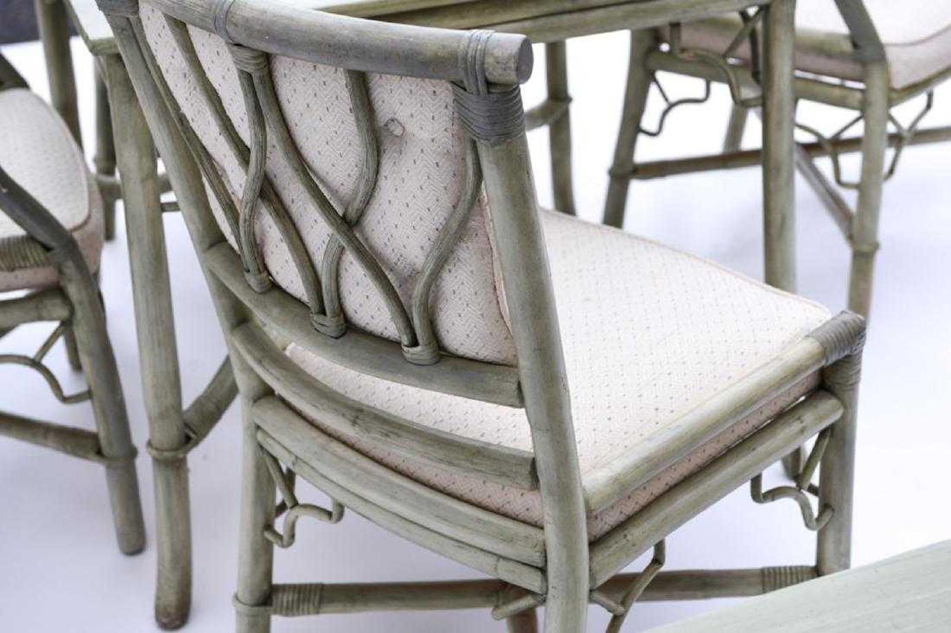 Table et chaises et tables d'appoint en faux bambou et rotin en vente 2