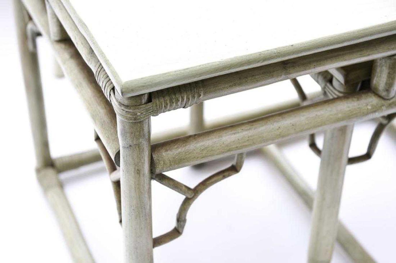 Table et chaises et tables d'appoint en faux bambou et rotin en vente 3