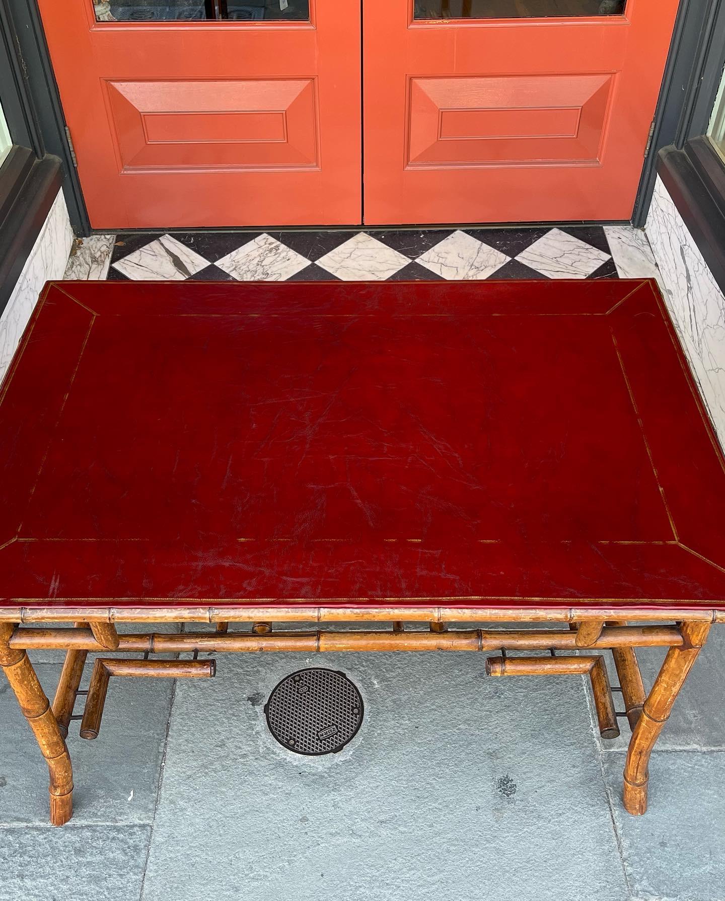 Schreibtisch mit roter Lederplatte aus Kunstbambus, Mitte des 20. Jahrhunderts im Angebot 2