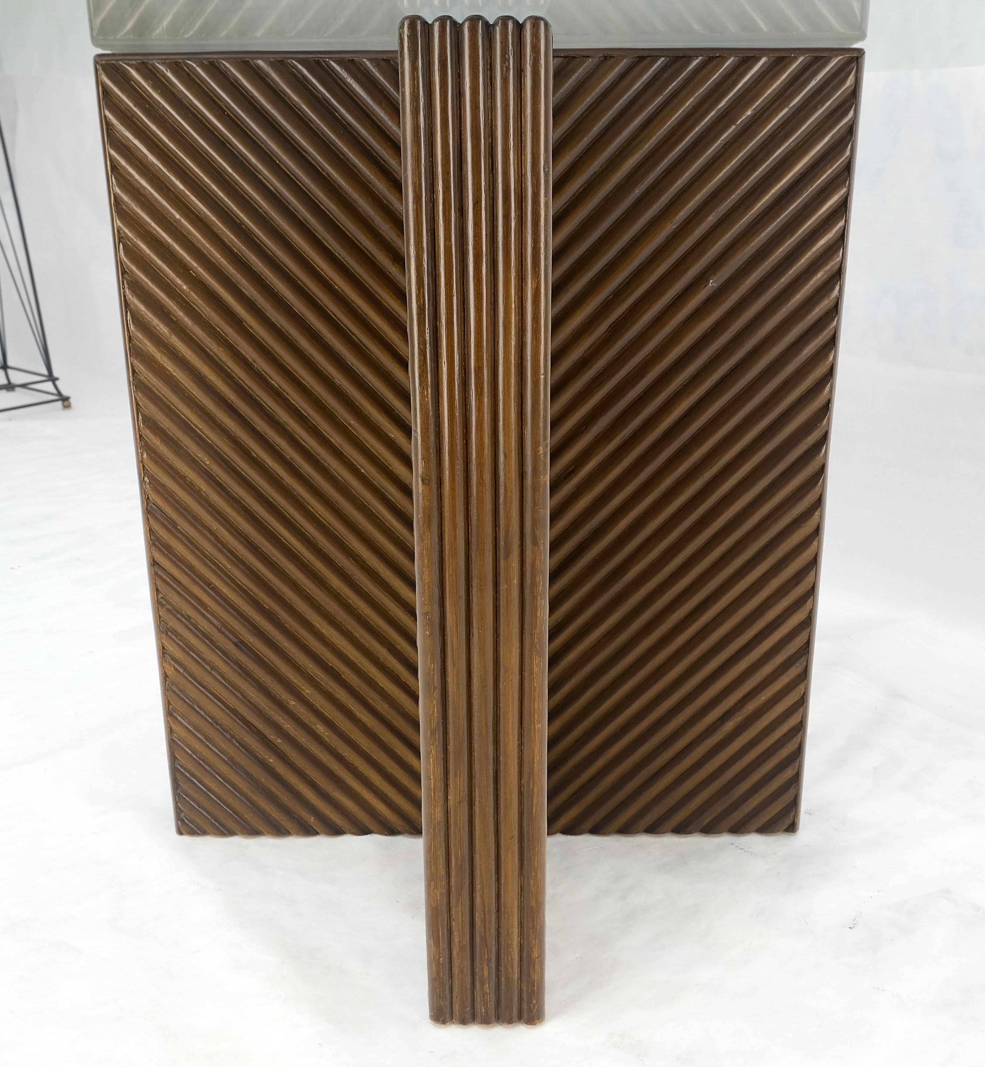 Mid-Century moderno Tavolo da pranzo rotondo con base a piedistallo e piano in vetro in finto bambù Reed Cross X MINT! in vendita