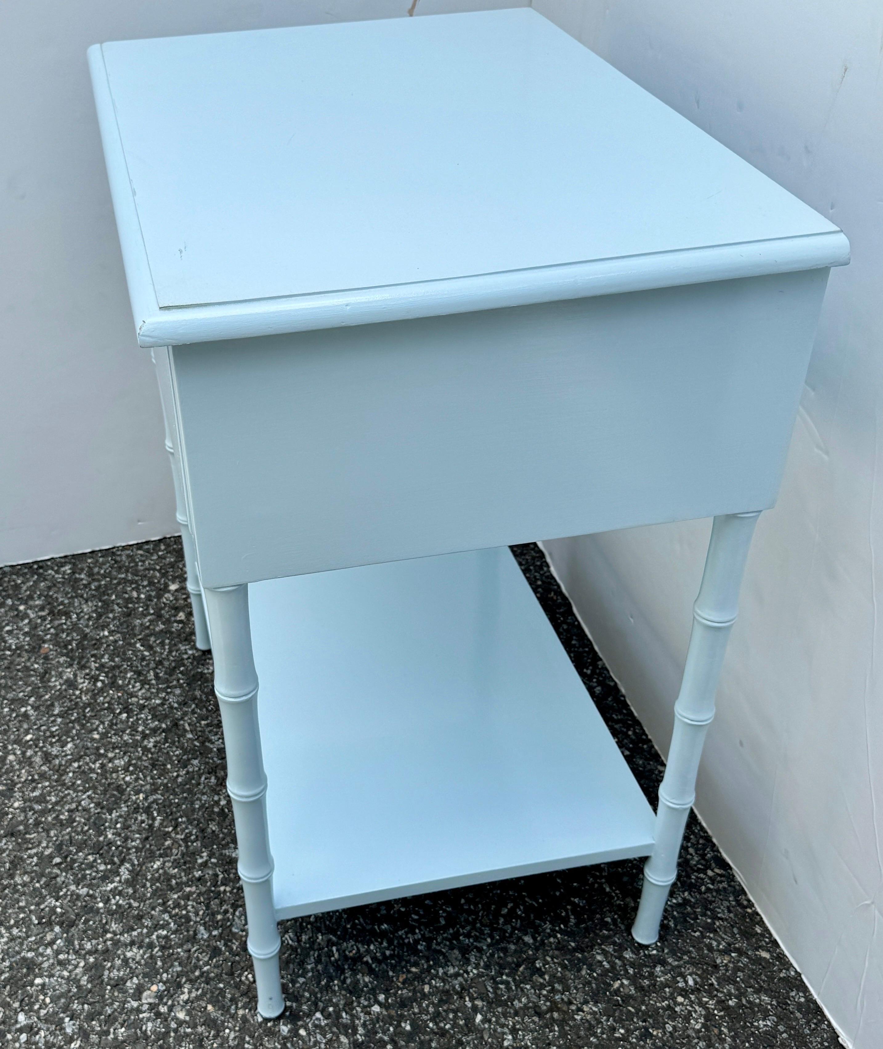 Table de chevet en faux bambou finition laquée bleue en vente 2
