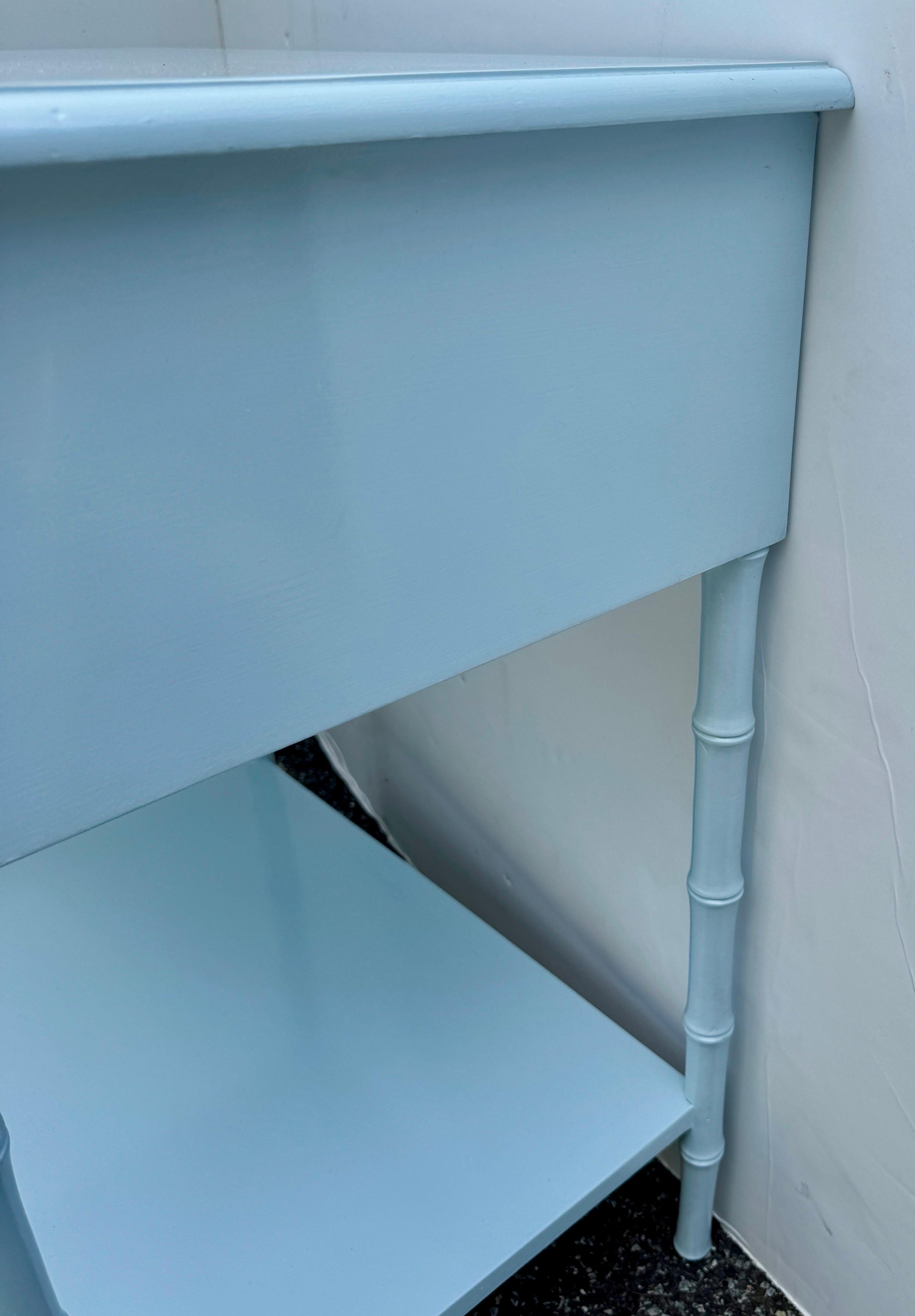Table de chevet en faux bambou finition laquée bleue en vente 3