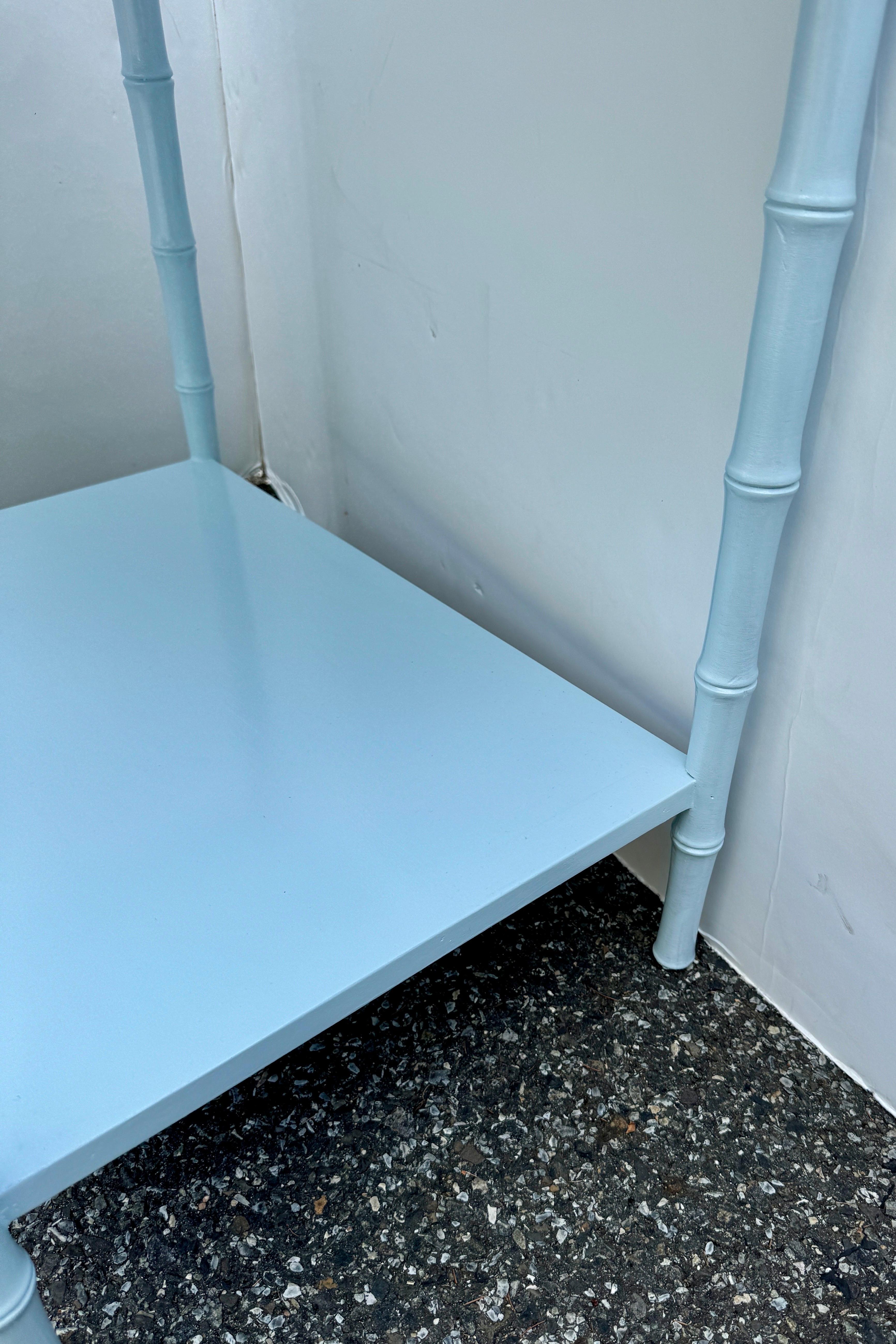 Table de chevet en faux bambou finition laquée bleue en vente 4