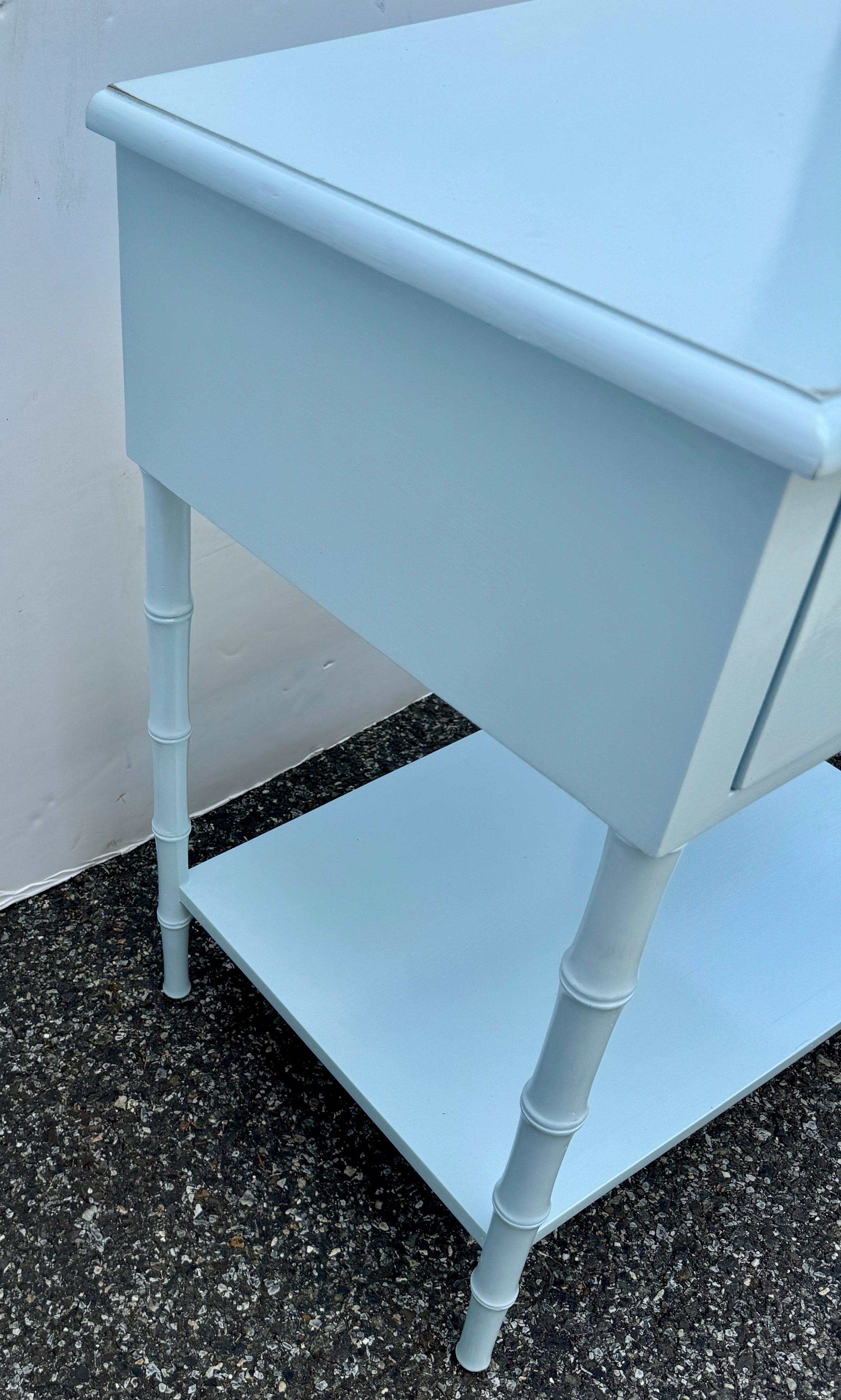 Table de chevet en faux bambou finition laquée bleue en vente 5