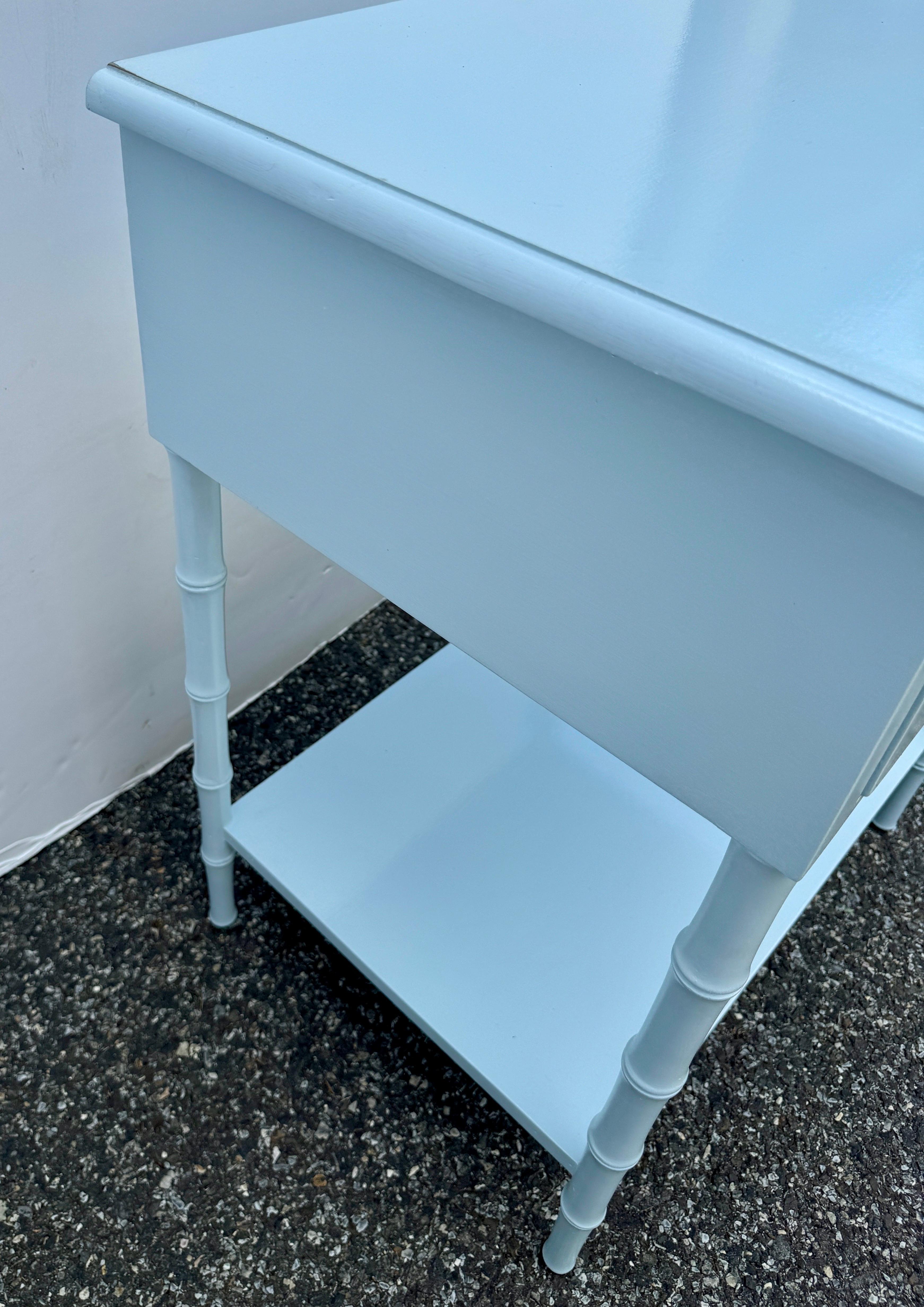 Table de chevet en faux bambou finition laquée bleue en vente 6