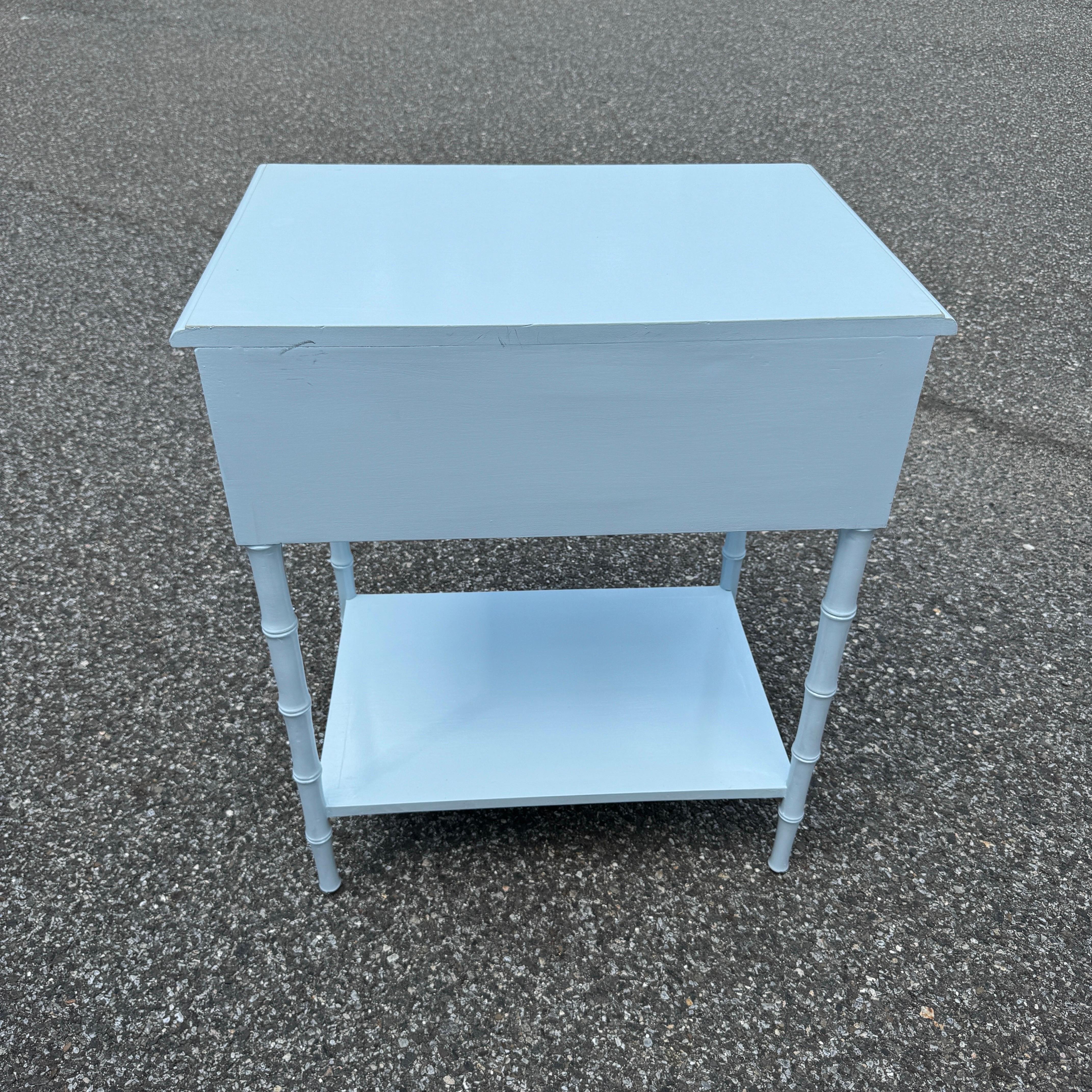 Table de chevet en faux bambou finition laquée bleue en vente 7