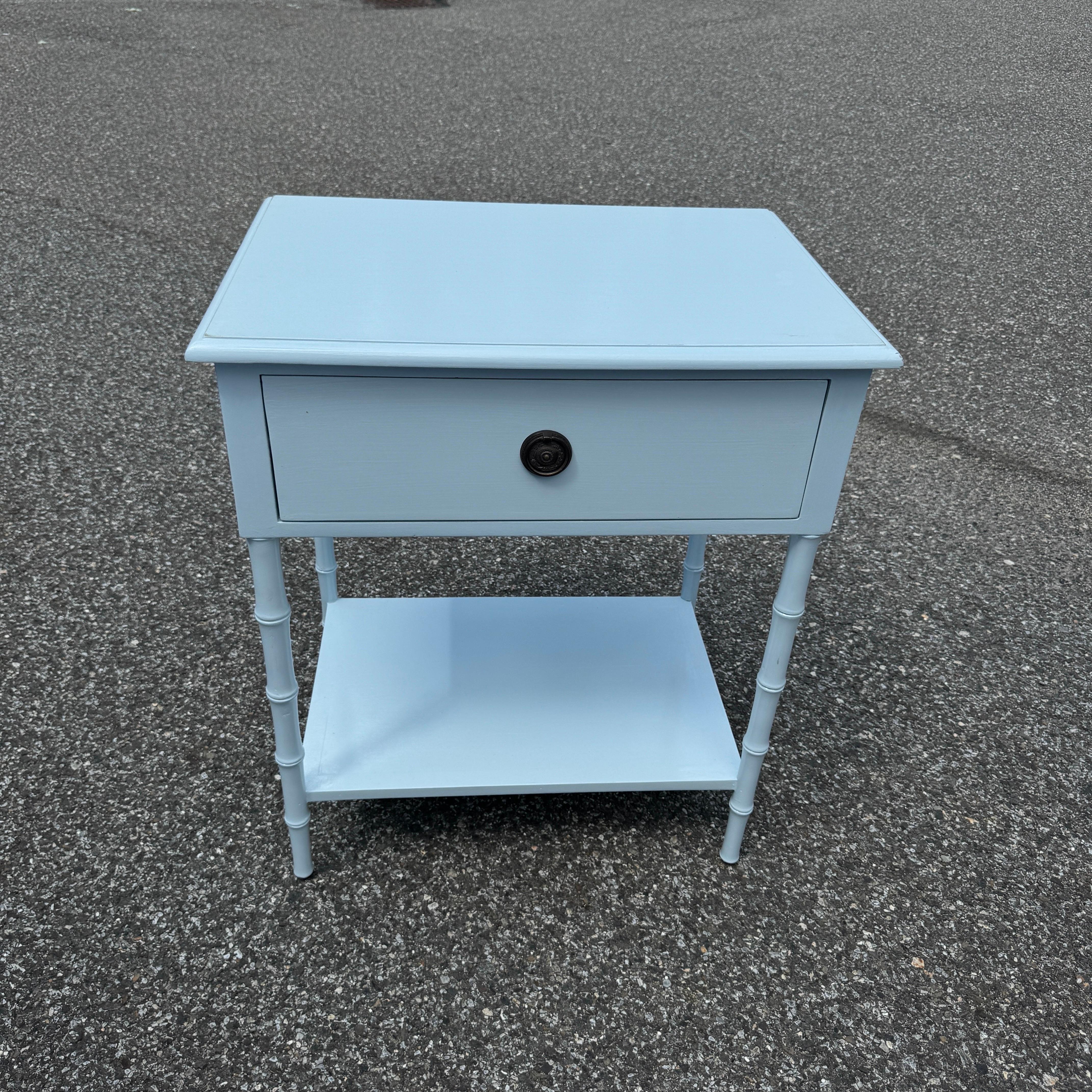 Table de chevet en faux bambou finition laquée bleue en vente 8