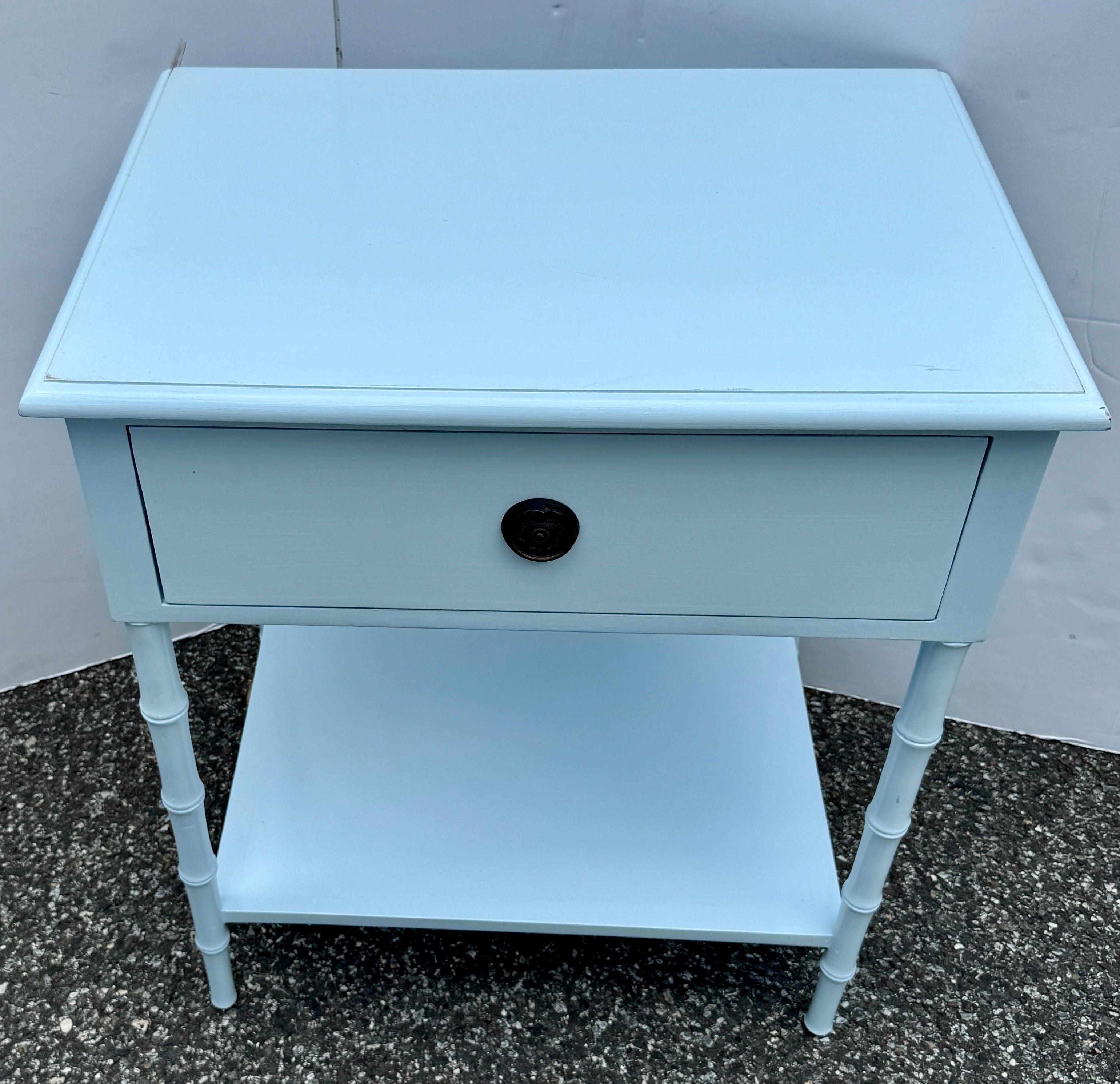 Mid-Century Modern Table de chevet en faux bambou finition laquée bleue en vente
