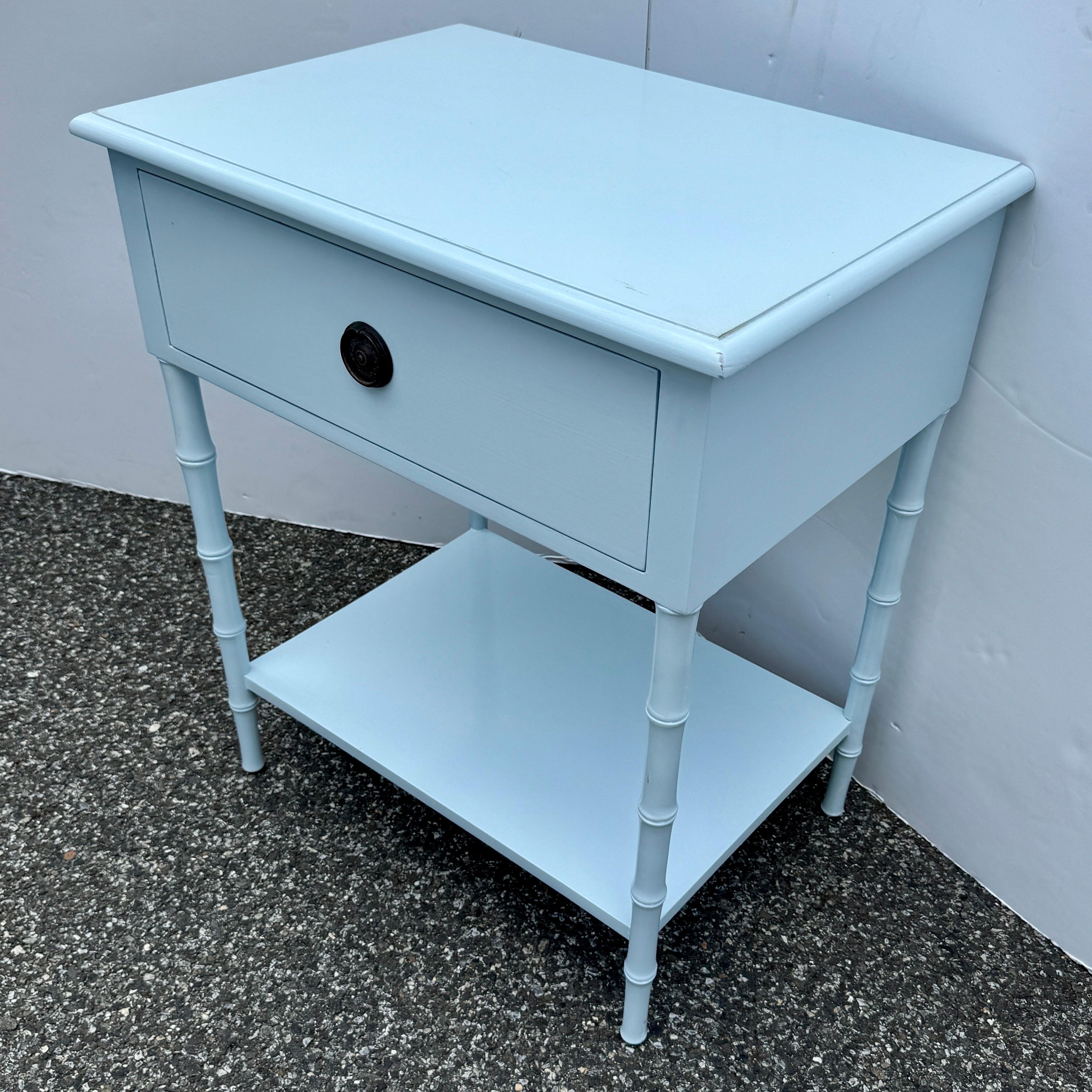 Européen Table de chevet en faux bambou finition laquée bleue en vente