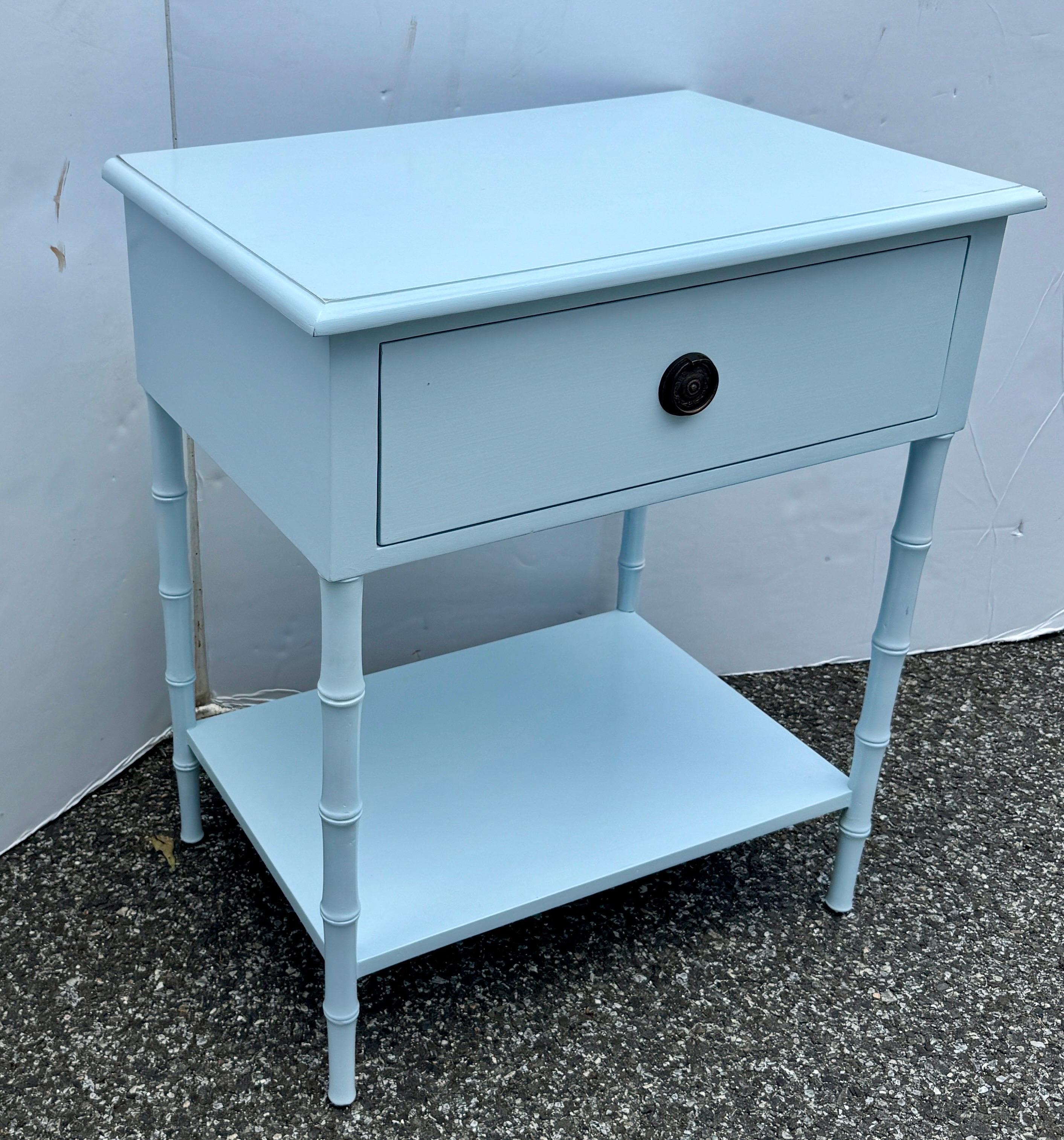 Peint à la main Table de chevet en faux bambou finition laquée bleue en vente