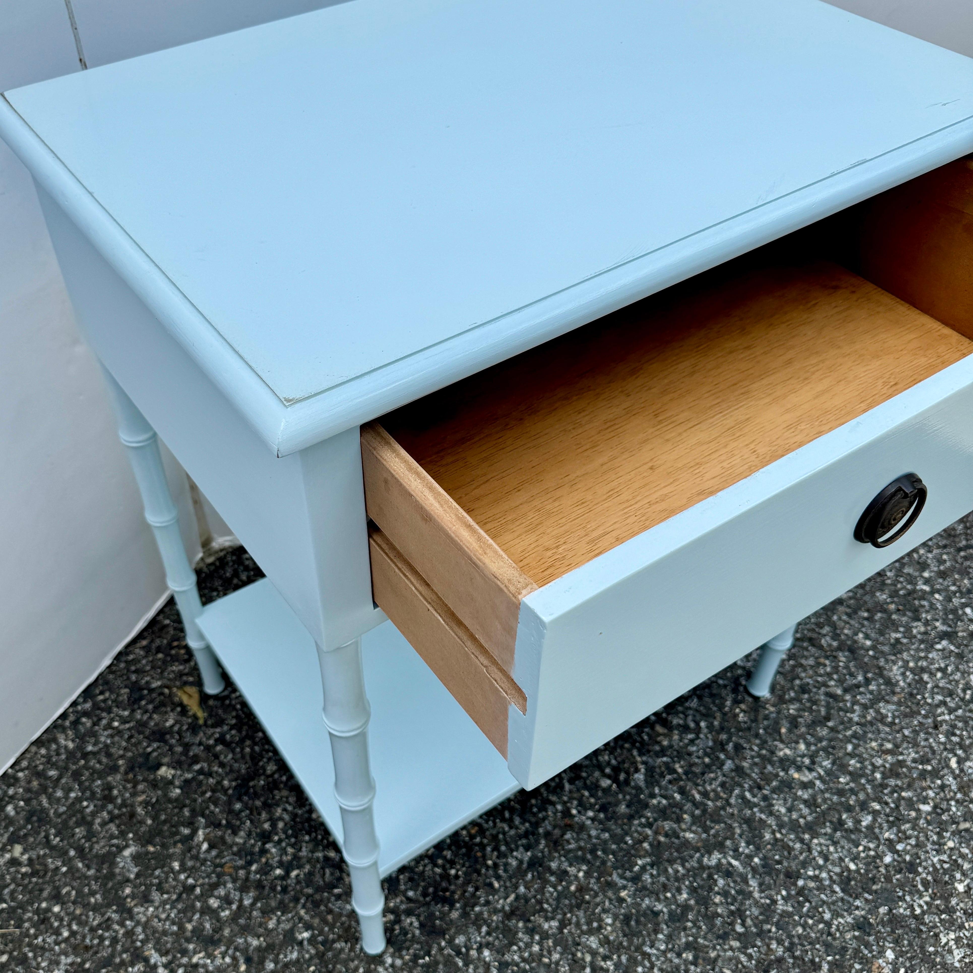 Table de chevet en faux bambou finition laquée bleue Bon état - En vente à Haddonfield, NJ