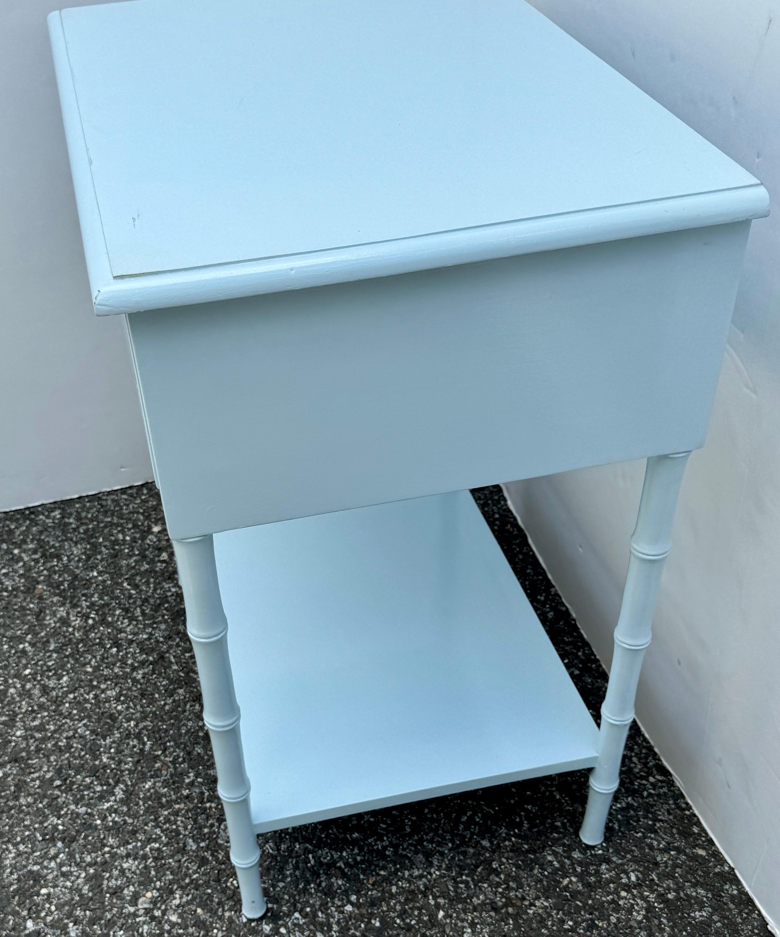 XXIe siècle et contemporain Table de chevet en faux bambou finition laquée bleue en vente