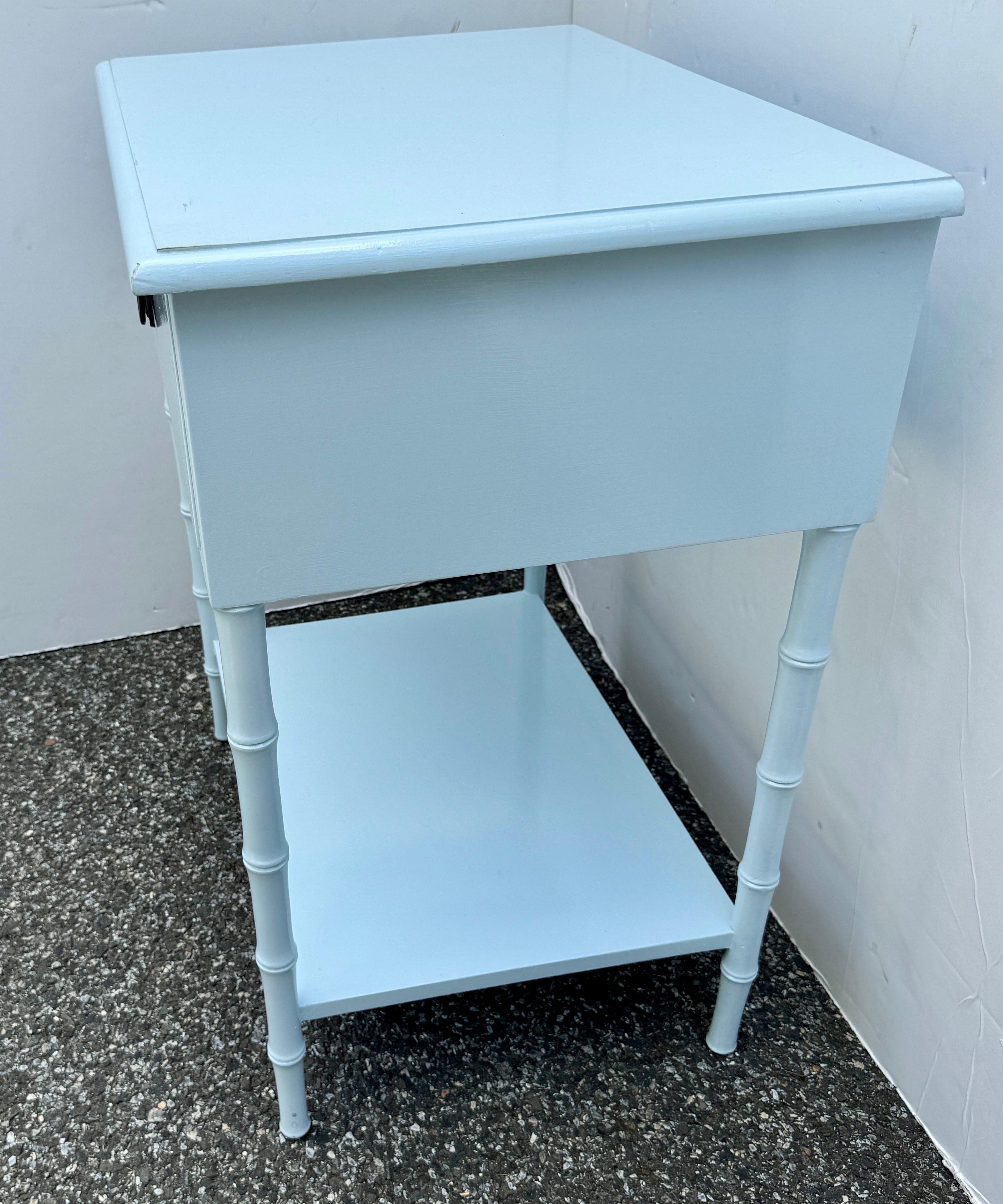 Bois Table de chevet en faux bambou finition laquée bleue en vente