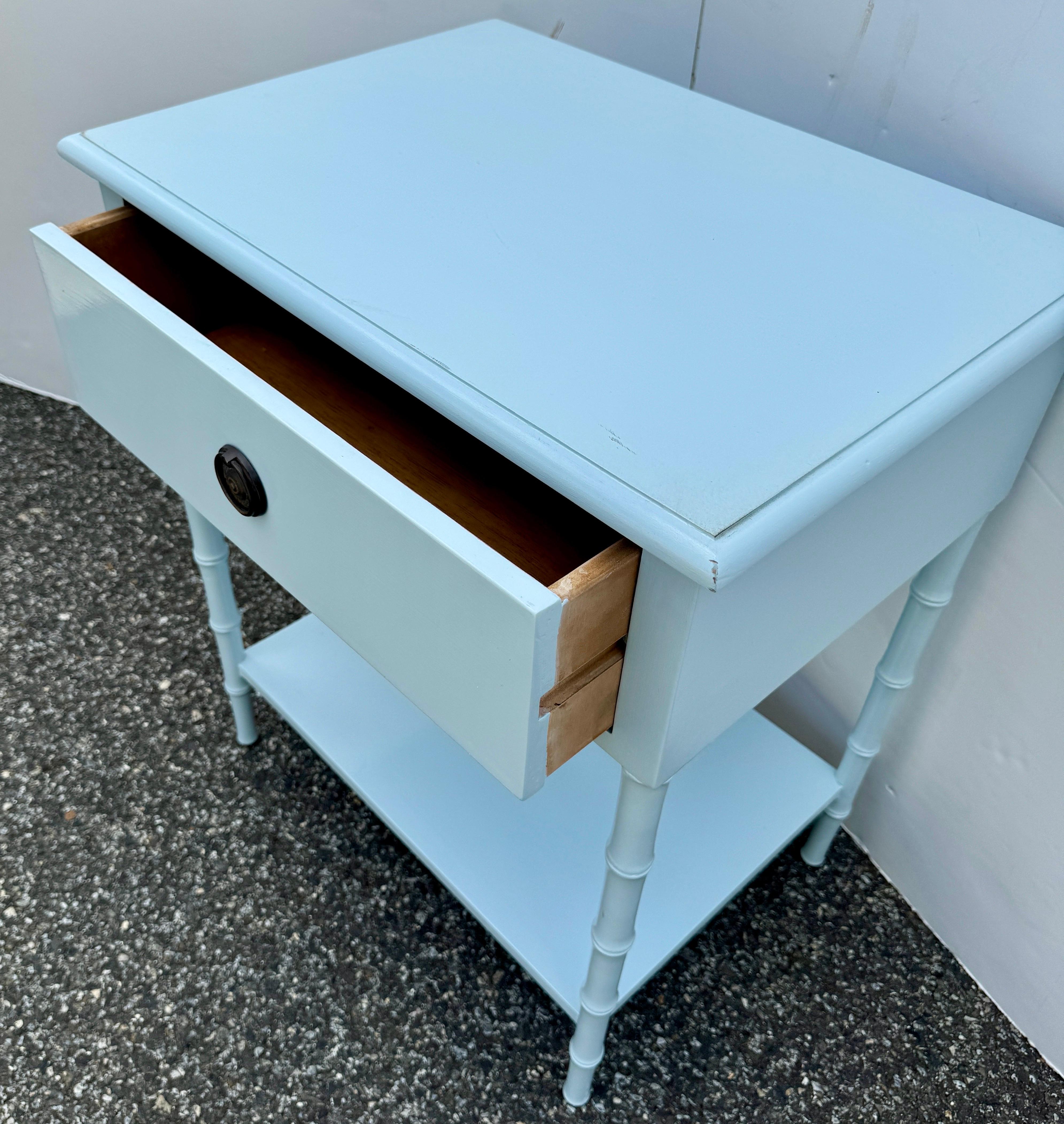 Table de chevet en faux bambou finition laquée bleue en vente 1