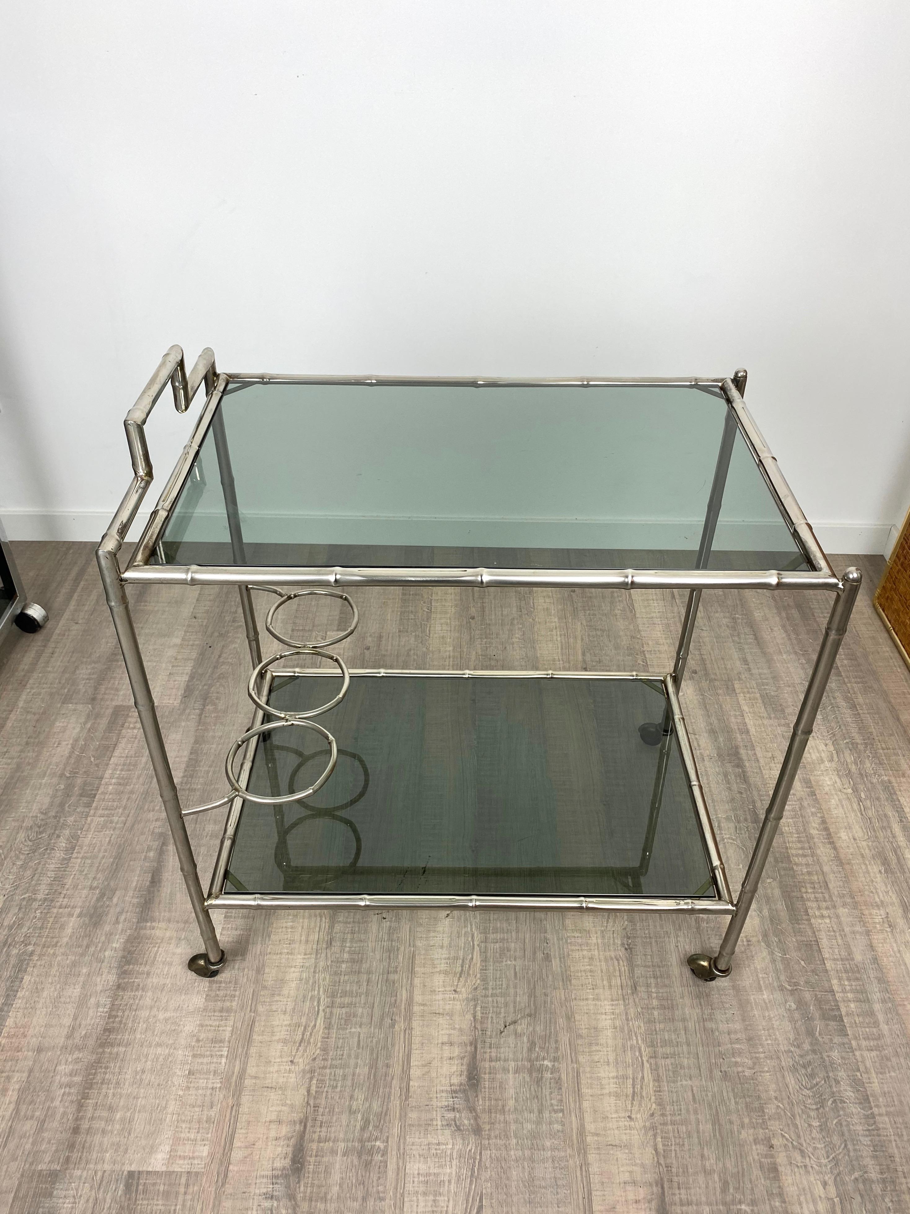 Wagen aus Kunstbambus:: Silber und Glas:: Italien:: 1970er Jahre im Zustand „Gut“ im Angebot in Rome, IT