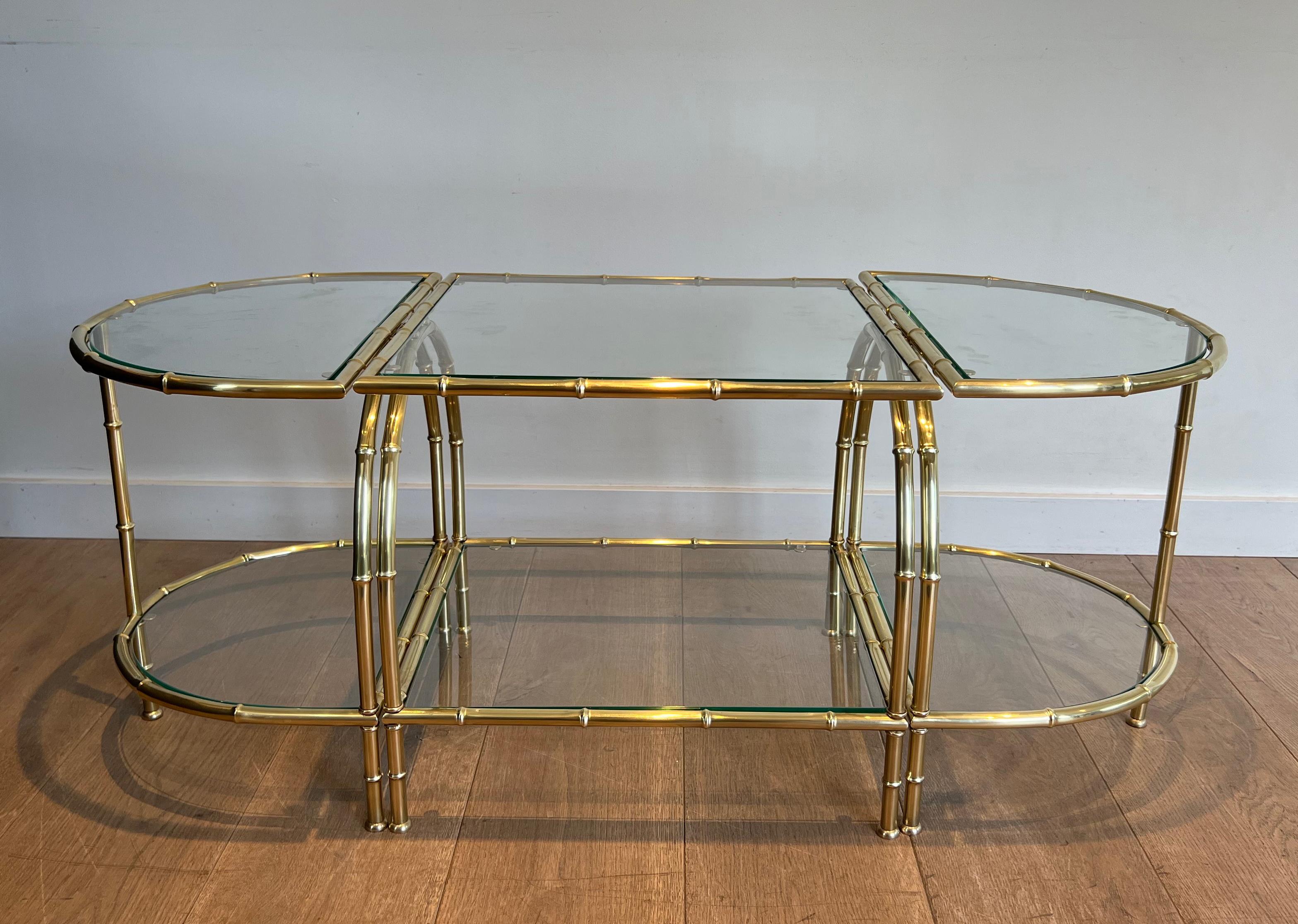 Este impresionante y muy elegante  La mesa de centro tripartita está hecha de latón imitación bambú con tableros de cristal de dos niveles. La mesa de cóctel se compone de 3 mesas: una central rectangular (50,5 cm de ancho y 50 cm de fondo) y dos