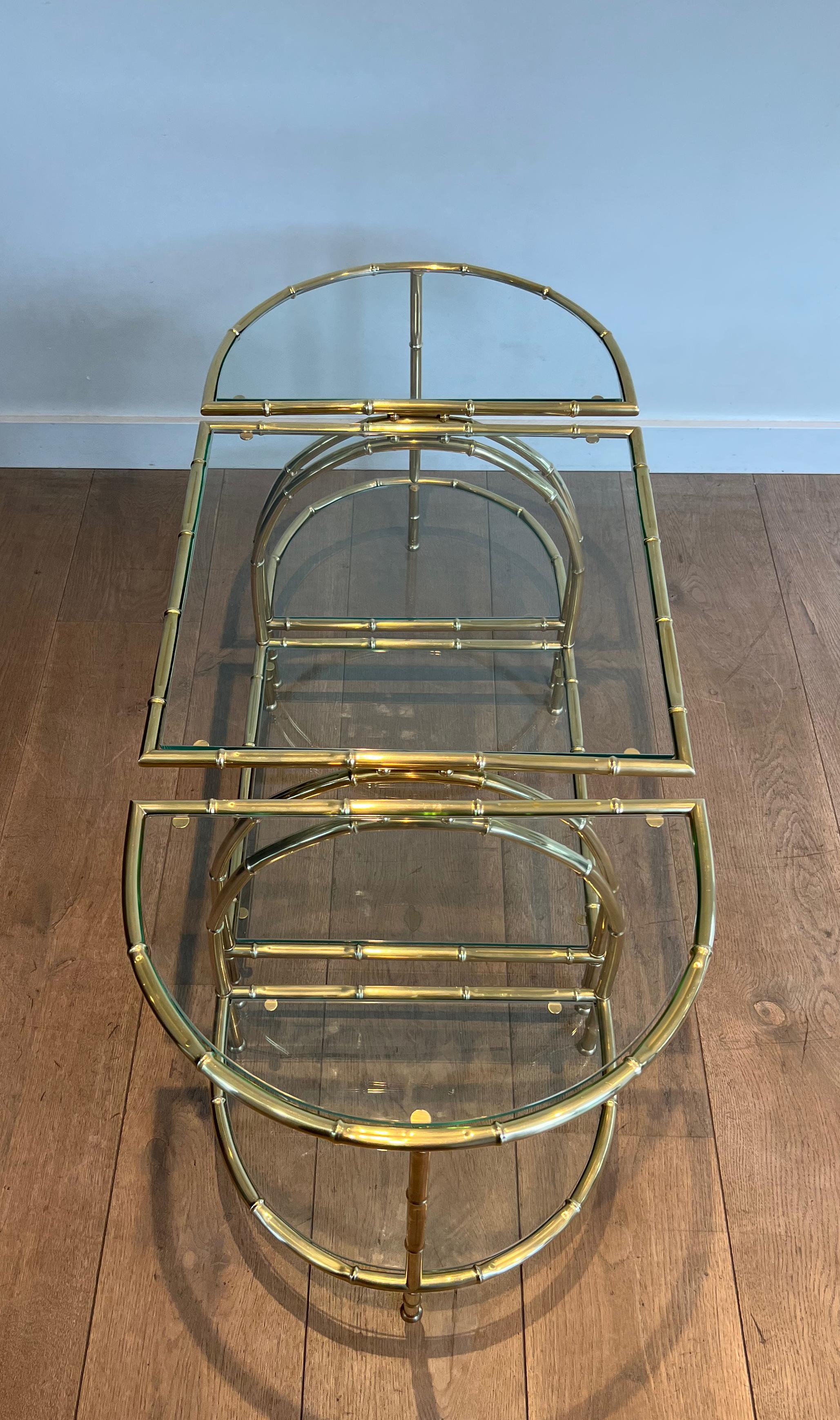 Mesa de centro tripartita de latón de imitación de bambú al estilo de Maison Baguès Francés en venta