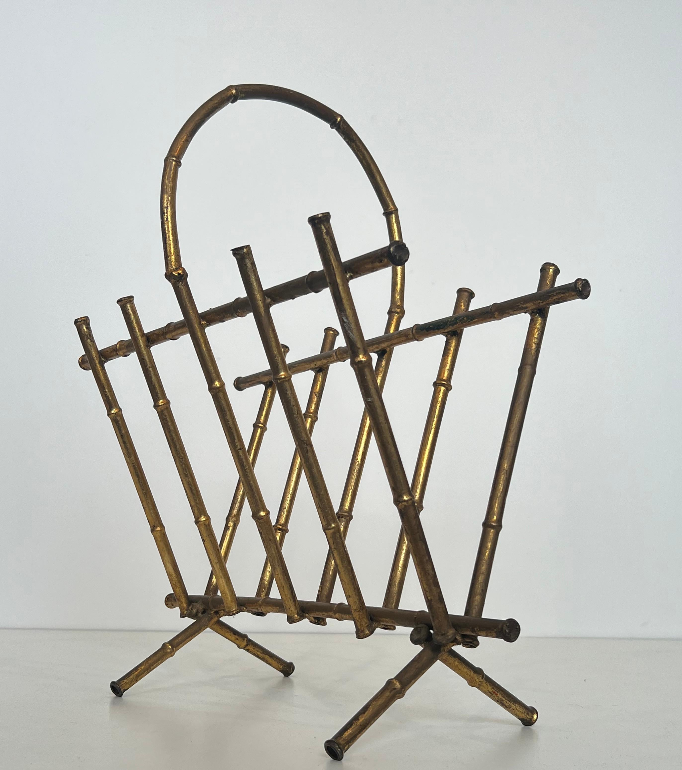Questo simpatico portariviste è realizzato in metallo dorato finto-bambù. Si tratta di un'opera francese attribuita alla Maison Baguès. Circa 1940