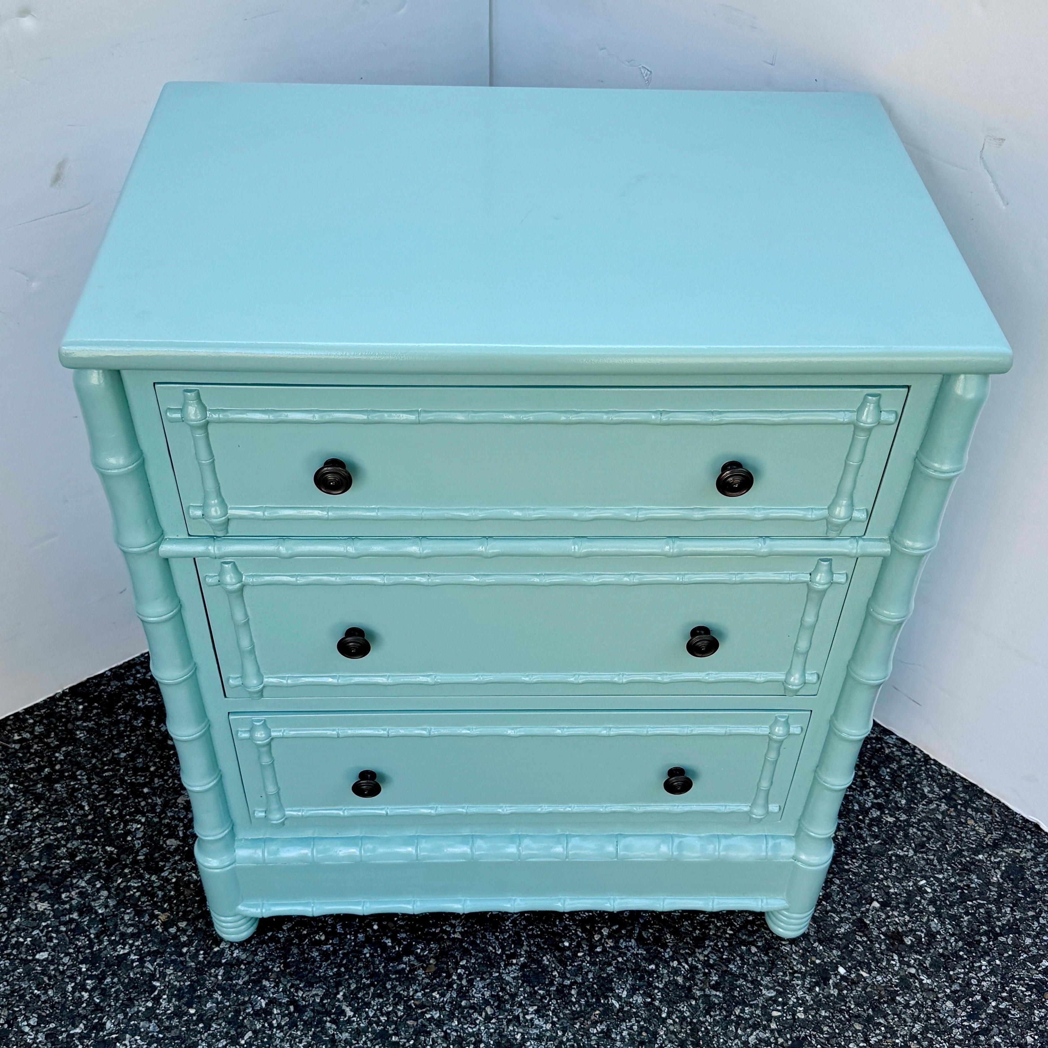 Molti dettagli su questa cassettiera molto robusta. Questa cassettiera a tre cassetti in finto bambù è stata laccata di fresco in una tonalità di blu costiero. Un pezzo molto versatile che può essere utilizzato in un soggiorno, in un ingresso, in un