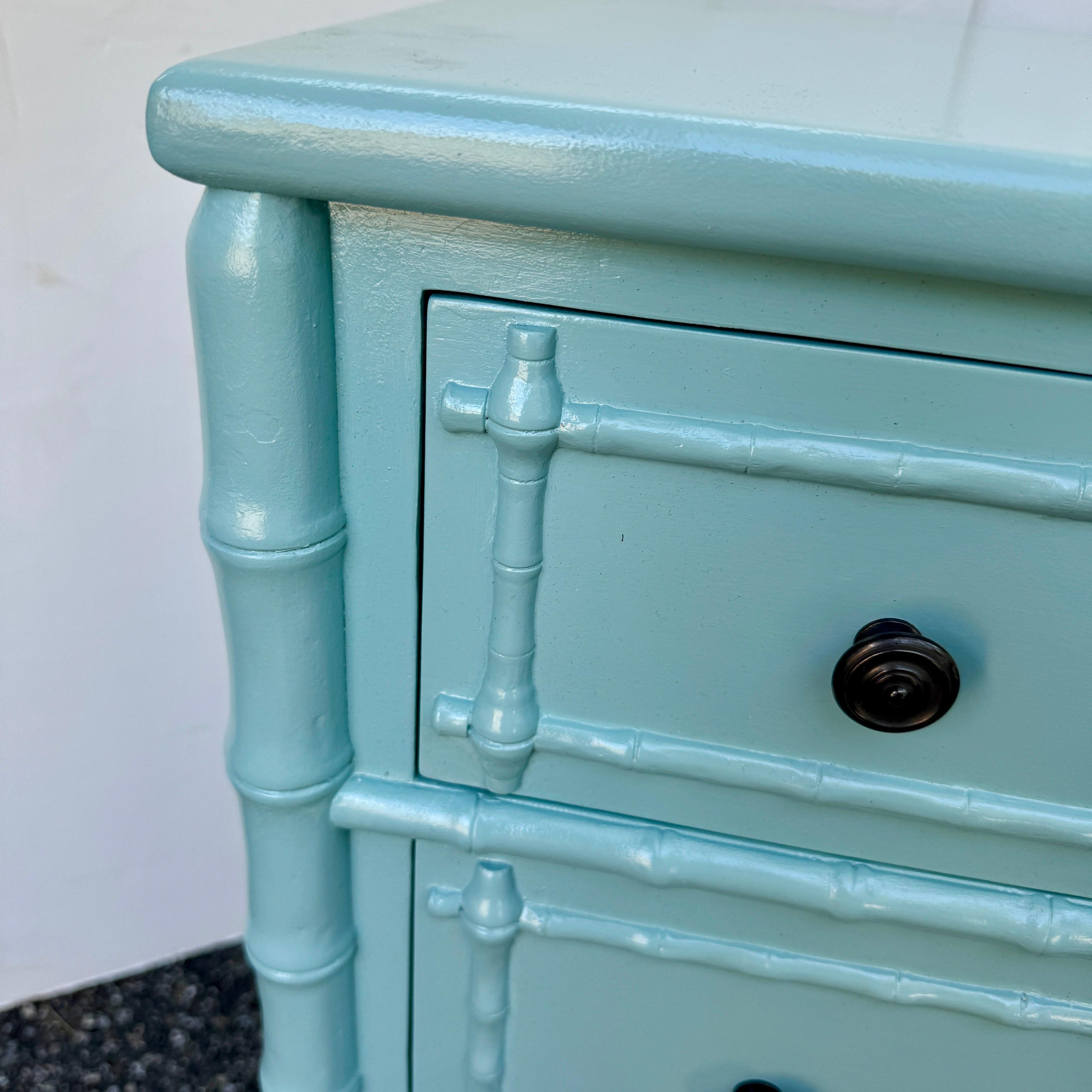 XXI secolo e contemporaneo Cassettiera laccata a tre cassetti in finto bambù in vendita