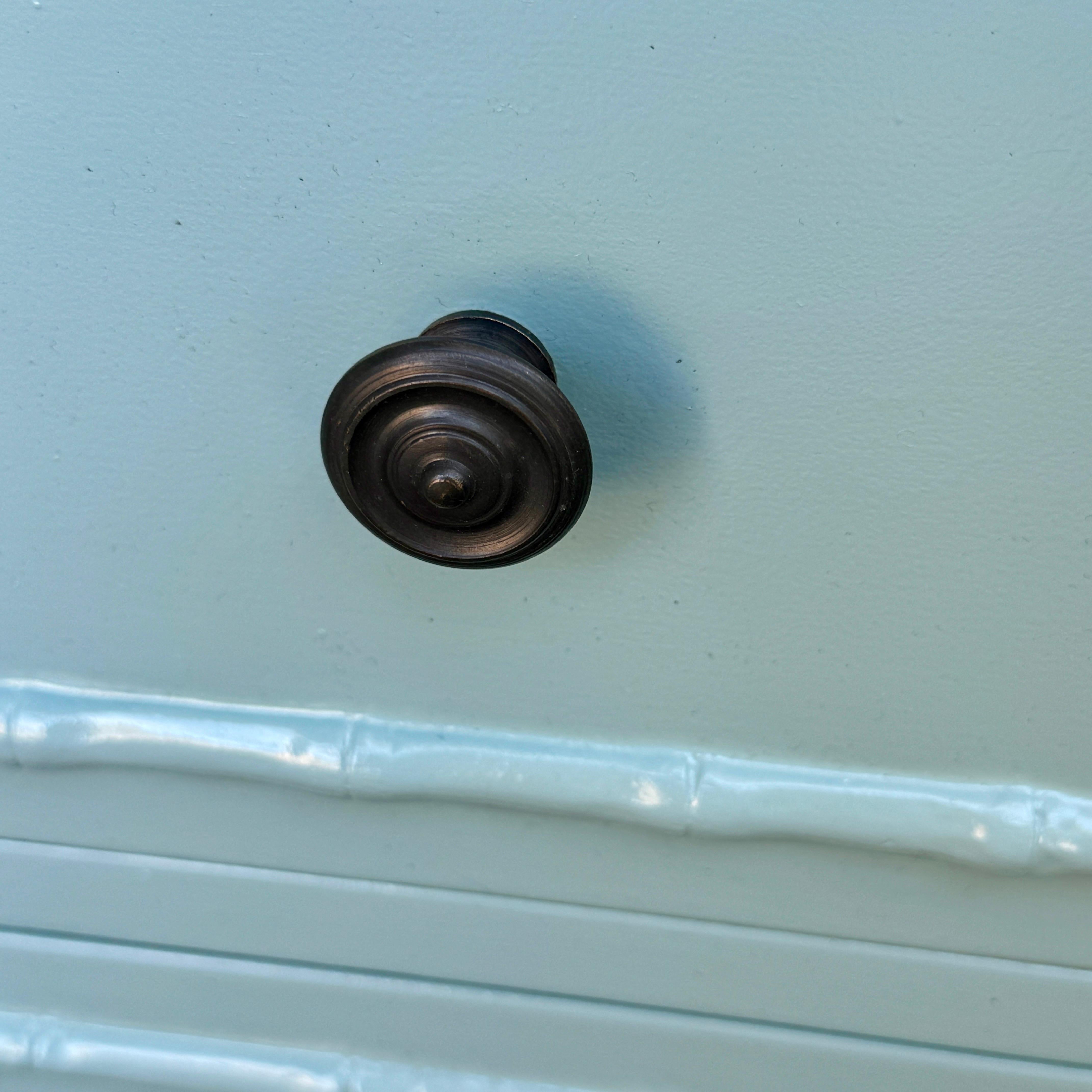 Cassettiera laccata a tre cassetti in finto bambù in vendita 1