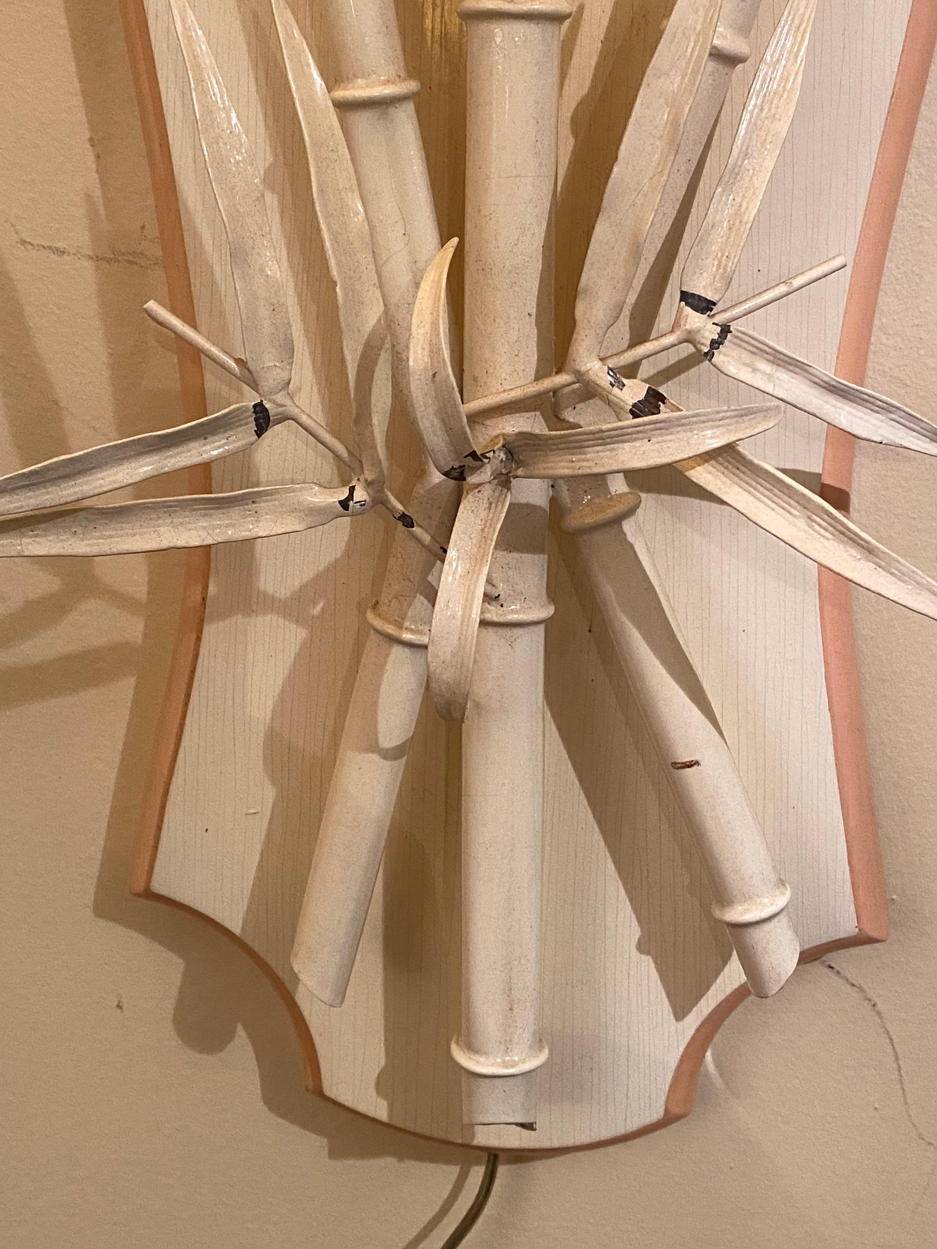 Faux Metal Bamboo Wall Lamp oder Sconce auf einer Holzplatte montiert. Originaler plissierter Schirm in gutem Zustand! Ein kleiner Farbverlust, wie auf den Fotos zu sehen. Zurzeit ist das Gerät mit einem Inline-Schalter ausgestattet, kann aber
