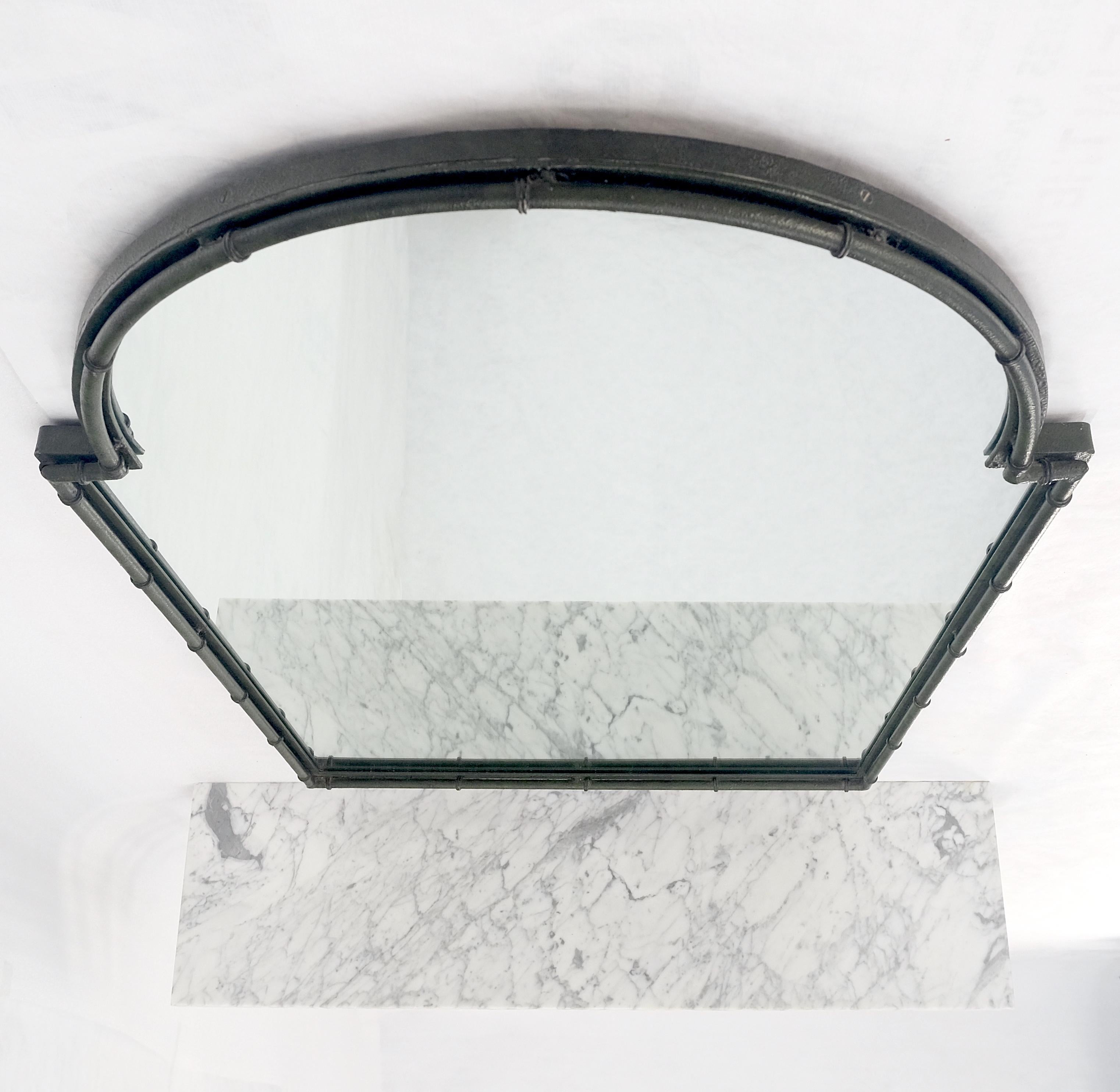 Mid-Century moderno Finto bambù bianco con piano in marmo, appeso al tavolo della console da parete con specchio a cupola MINT in vendita