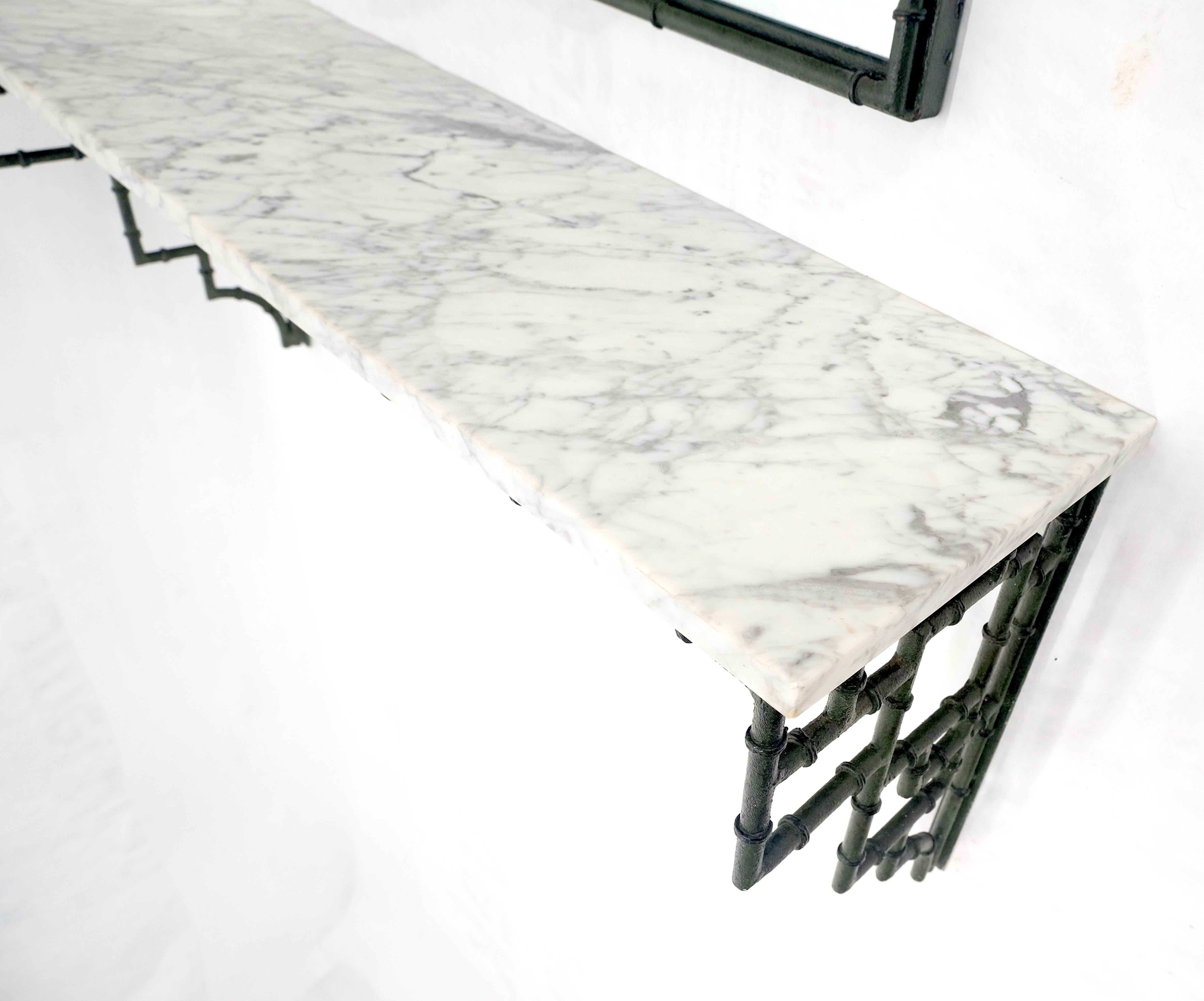 Italiano Finto bambù bianco con piano in marmo, appeso al tavolo della console da parete con specchio a cupola MINT in vendita