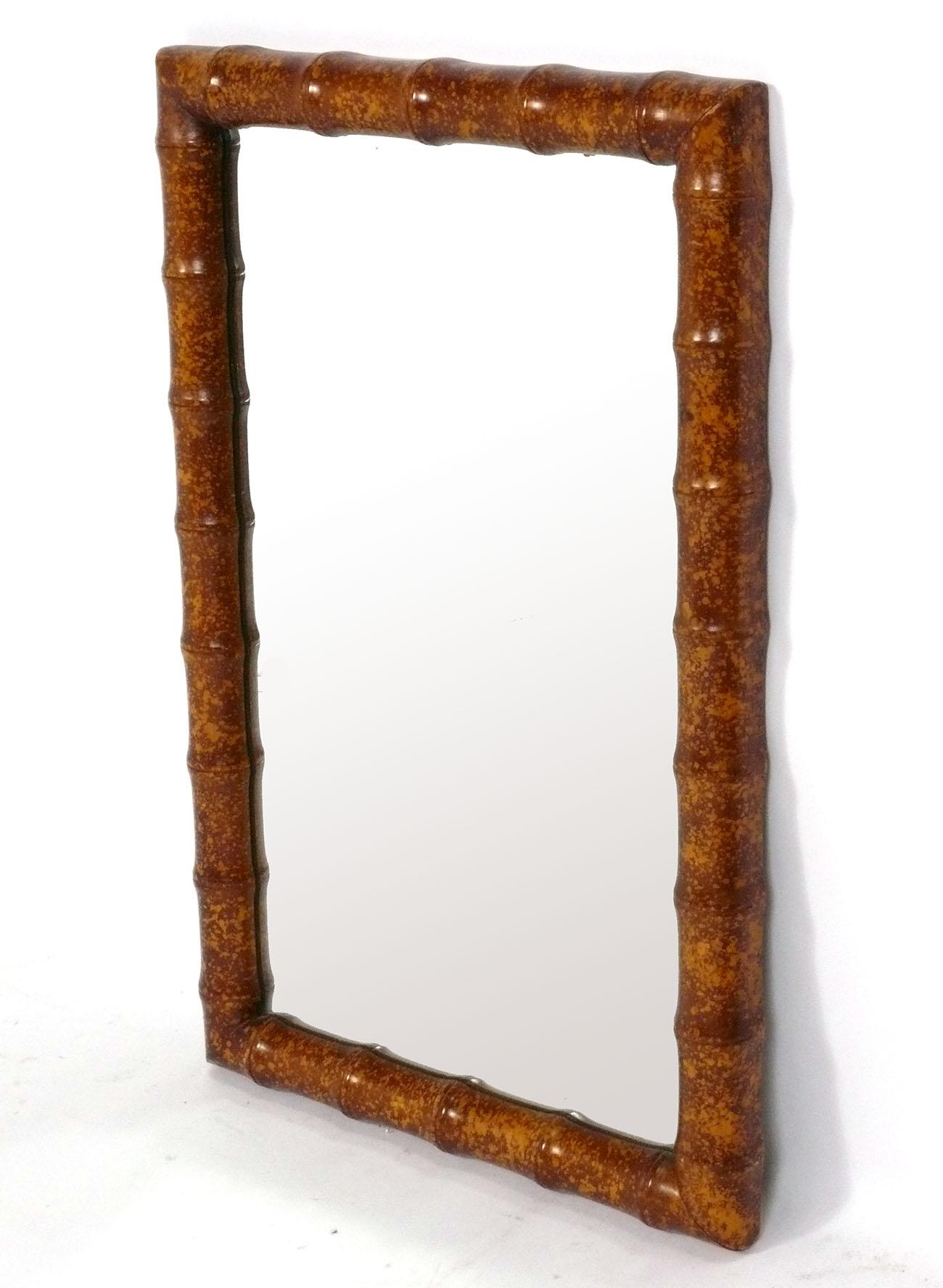 Espejo chic de imitación de madera de bambú, estadounidense, hacia 1960. Tiene un acabado de imitación de tortuga pintada. Mide 34