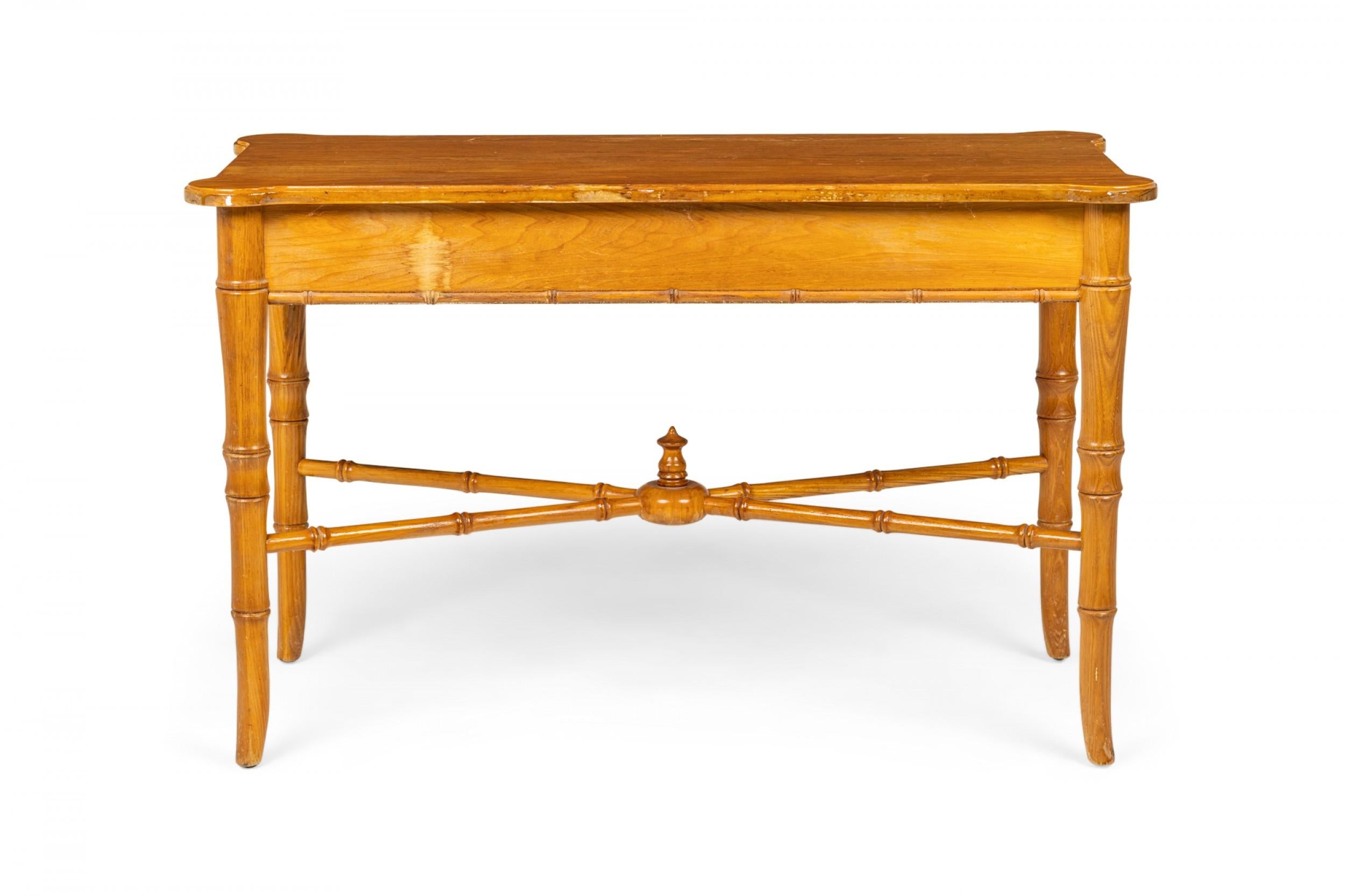 Scrivania in stile Faux Bamboo vintage con due cassetti con ferramenta in bronzo patinato, che poggiano su quattro gambe delicatamente affusolate collegate da una base a X con terminale decorativo centrale.

Condit: Buono; Usura coerente con l'età e