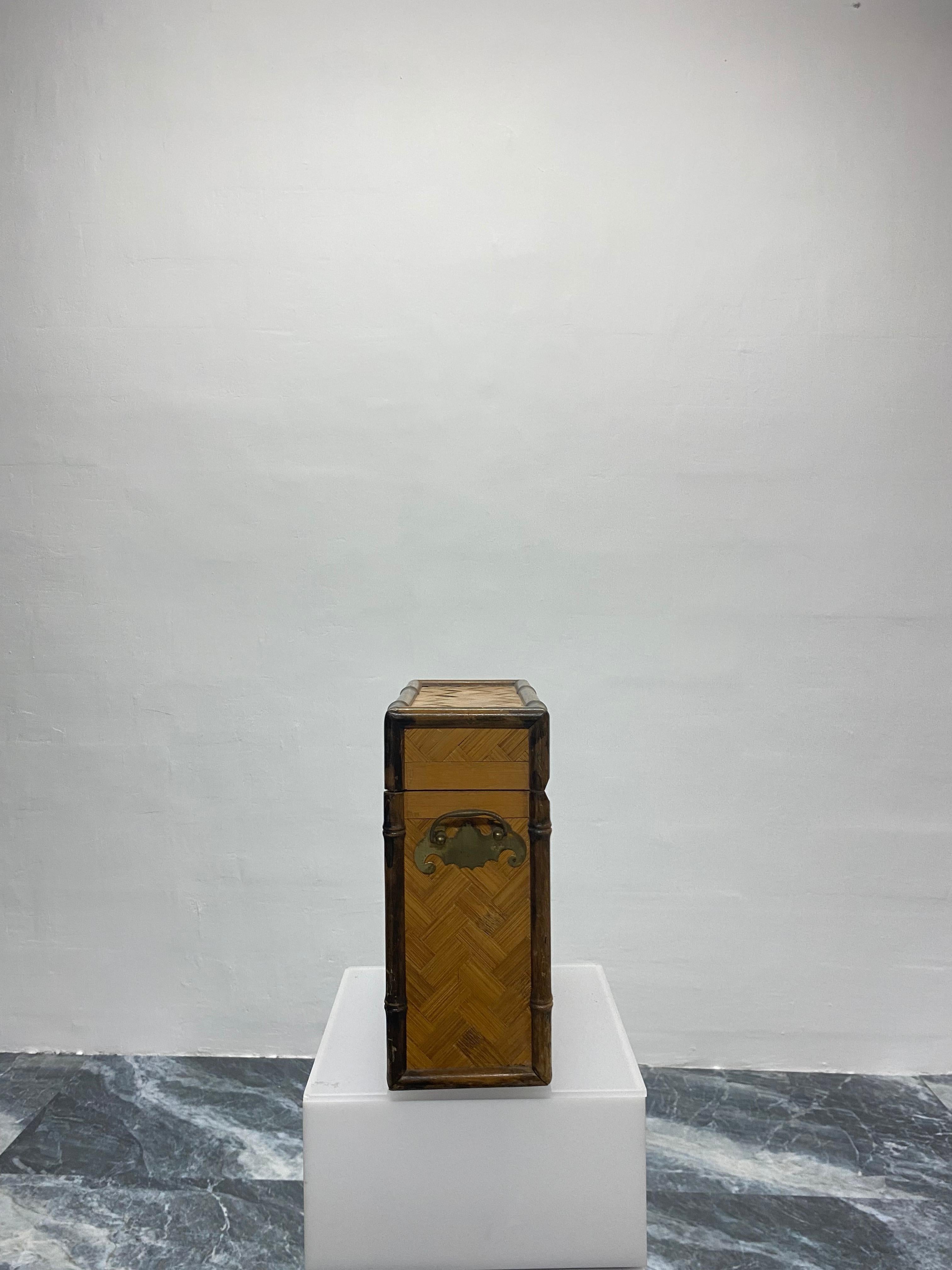 Mid-Century Modern Boîte en faux bambou et rotin tressé en vente