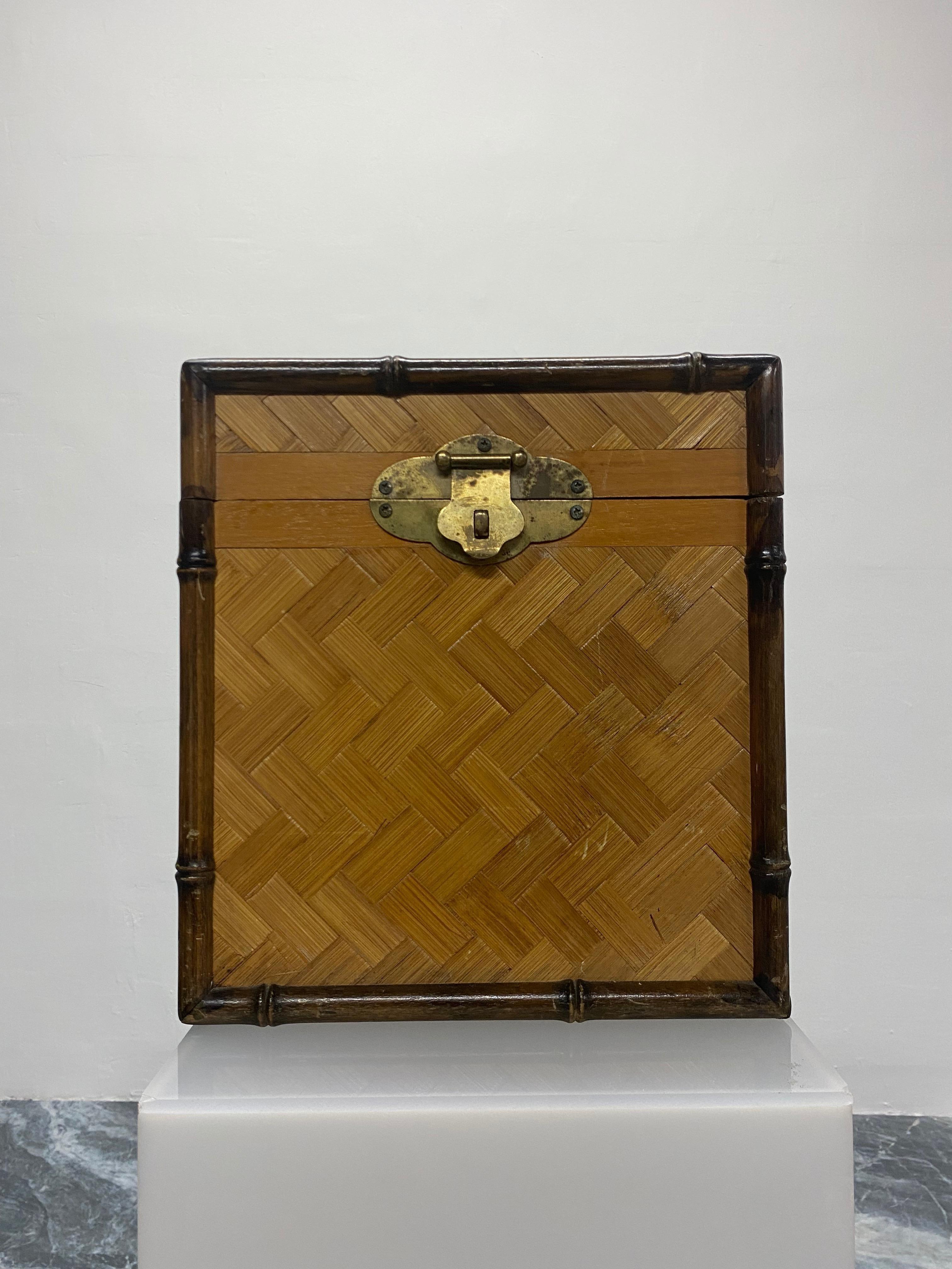 20ième siècle Boîte en faux bambou et rotin tressé en vente