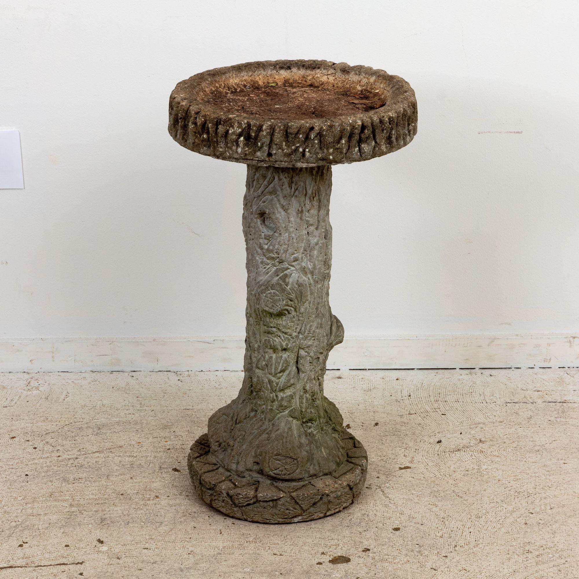 20ième siècle Bain d'oiseau Faux Bois en vente