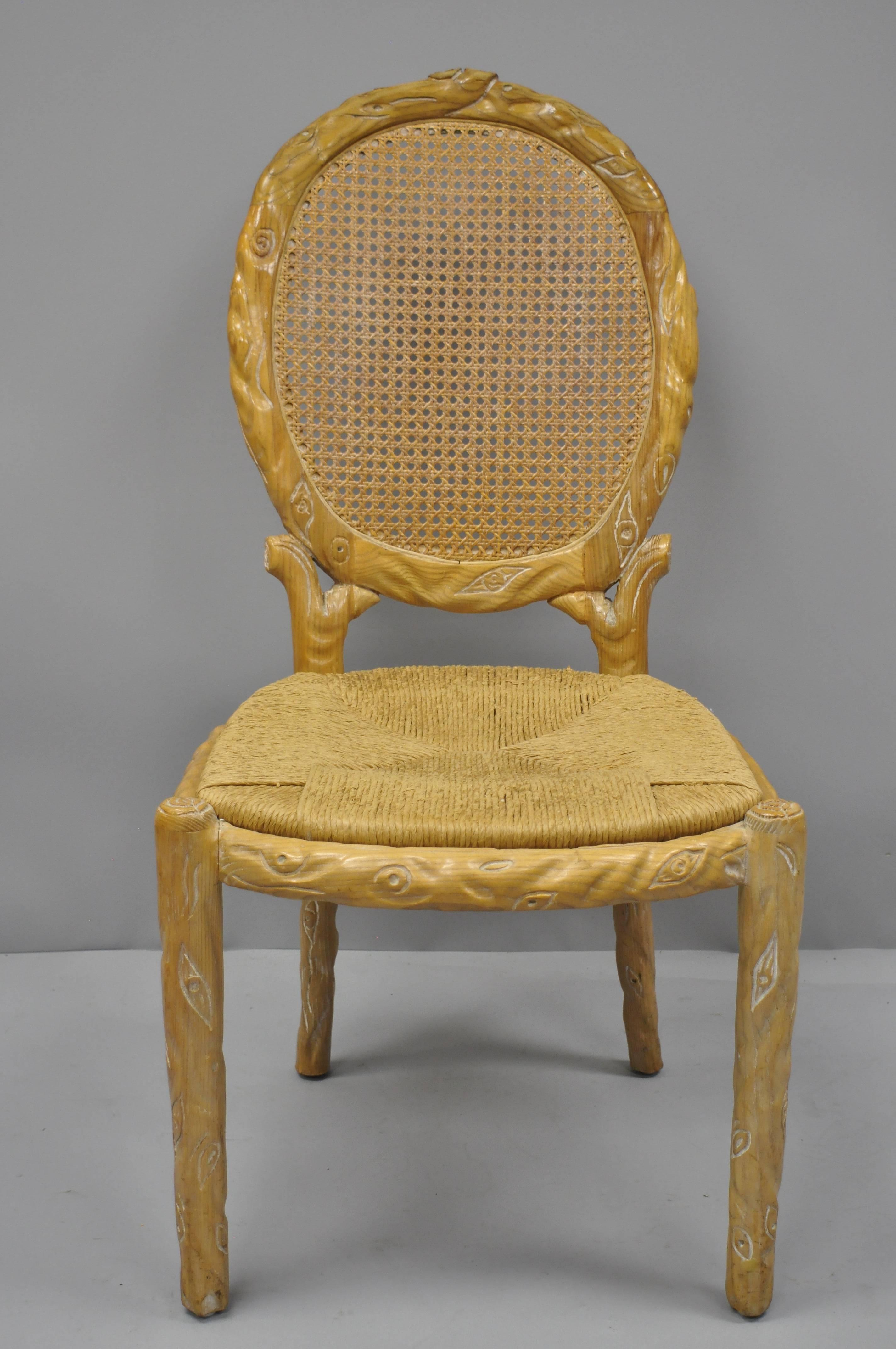 Hollywood Regency Ensemble de chaises de salle à manger en faux bois en forme de branche avec dossier en rotin et assise en jonc en bois sculpté
