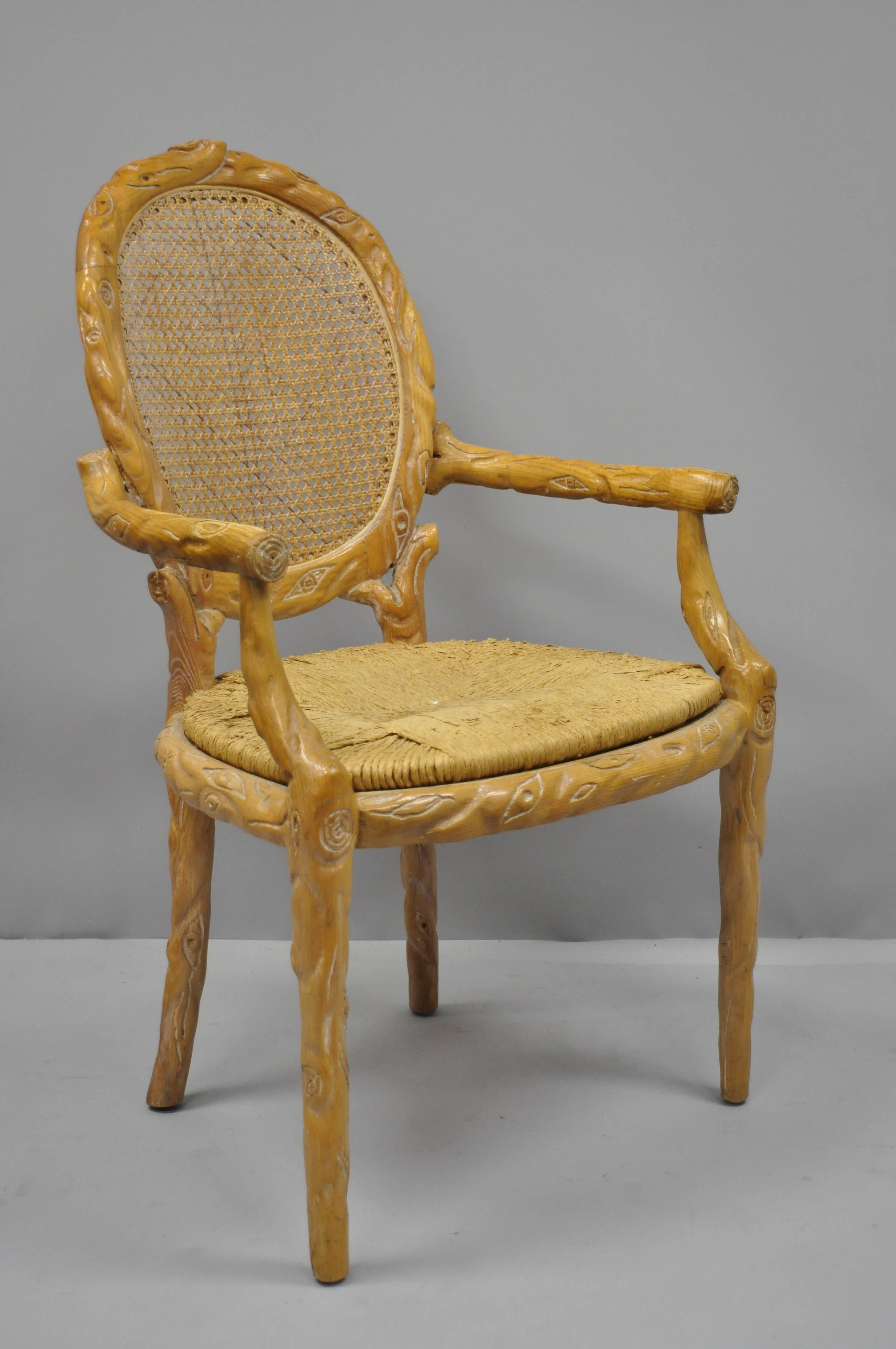 Sculpté Ensemble de chaises de salle à manger en faux bois en forme de branche avec dossier en rotin et assise en jonc en bois sculpté en vente