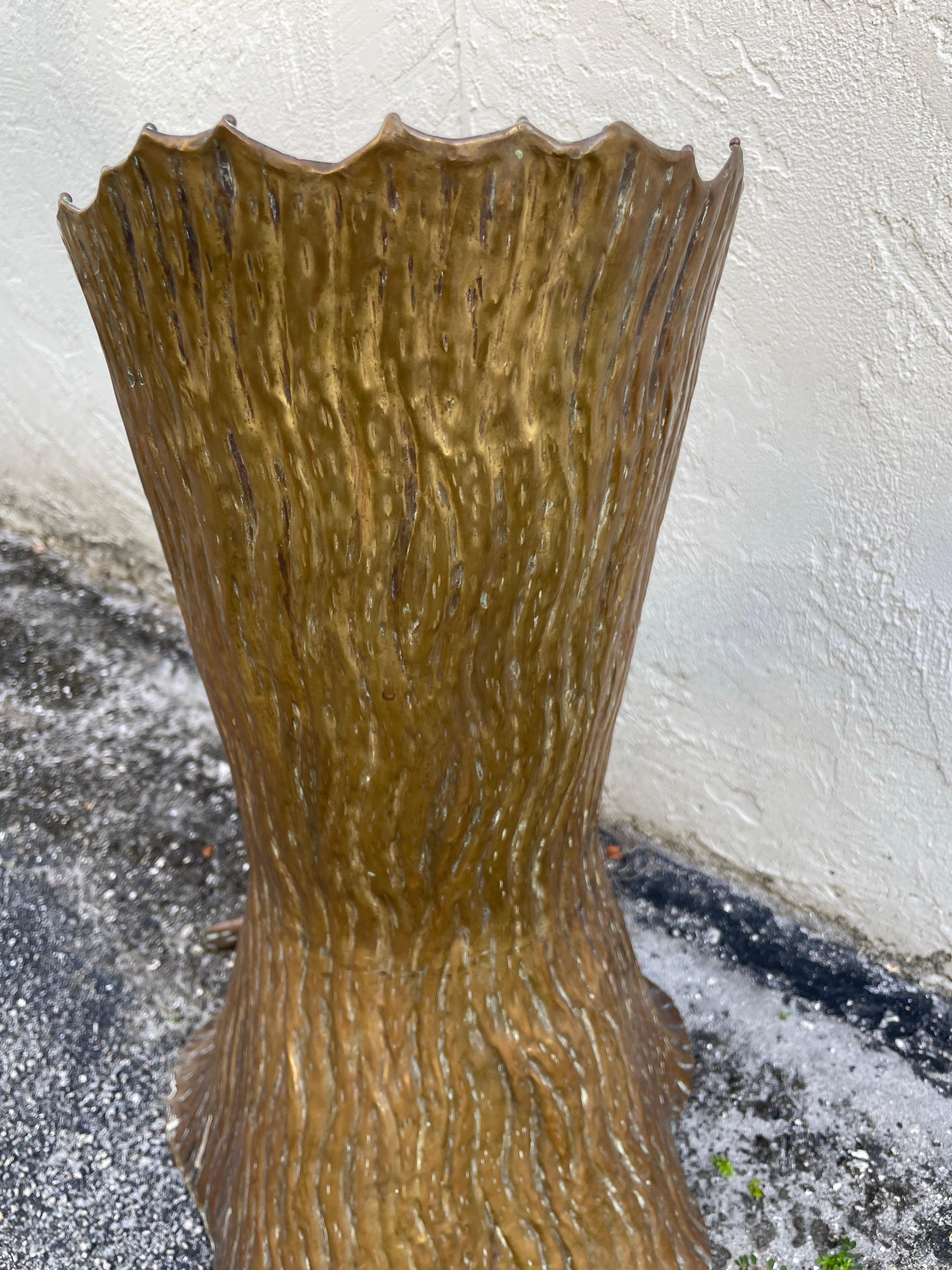 Paragüero de latón italiano Faux Bois en forma de tronco de árbol con asa de rama. Una pieza artística muy rara y única. Muy buen estado original. Producido en Borgo Valsugana, Italia. Una hermosa pátina natural.