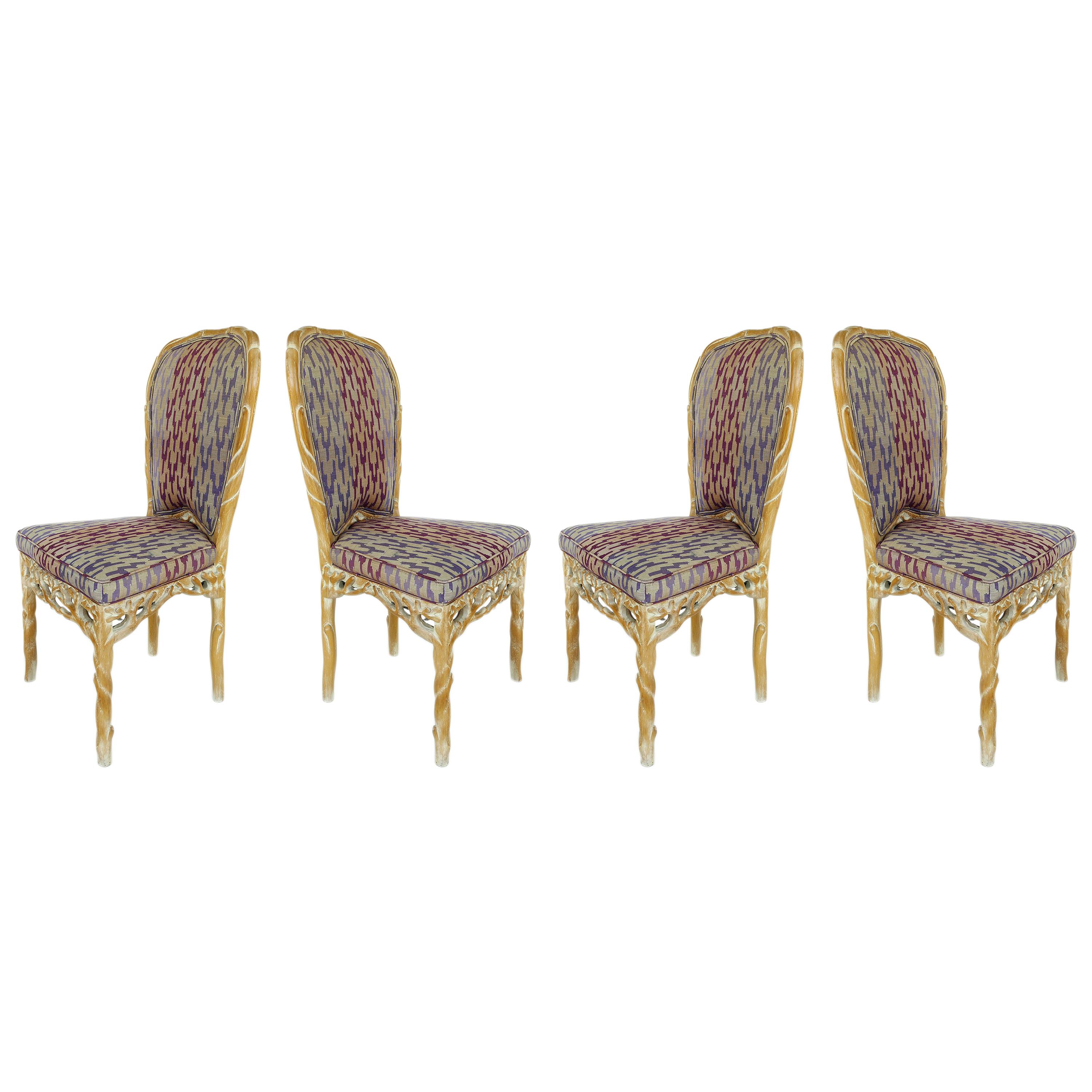 Faux Bois geschnitzte Holzstühle mit weiß getünchter Oberfläche:: 4er-Set