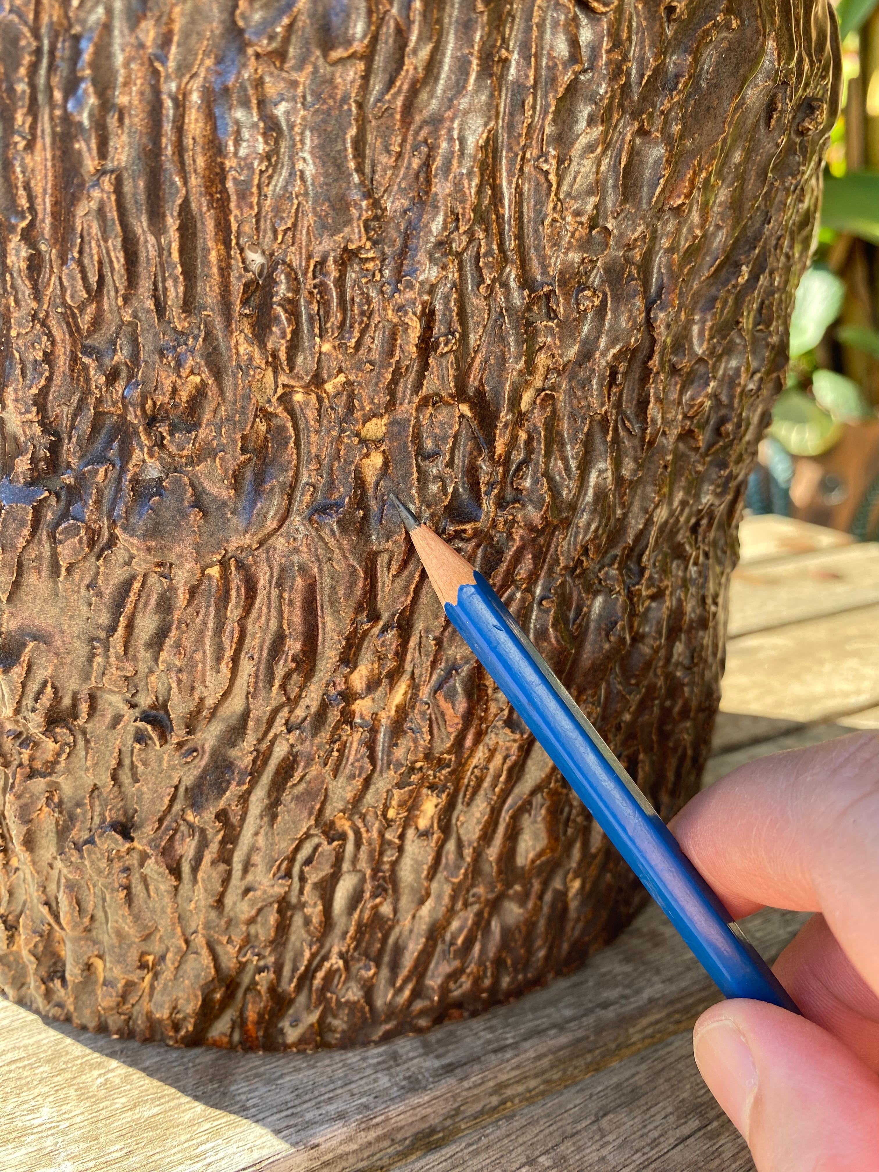 Vaso Faux Bois marrone cioccolato con texture corteccia anni '80 in vendita 3
