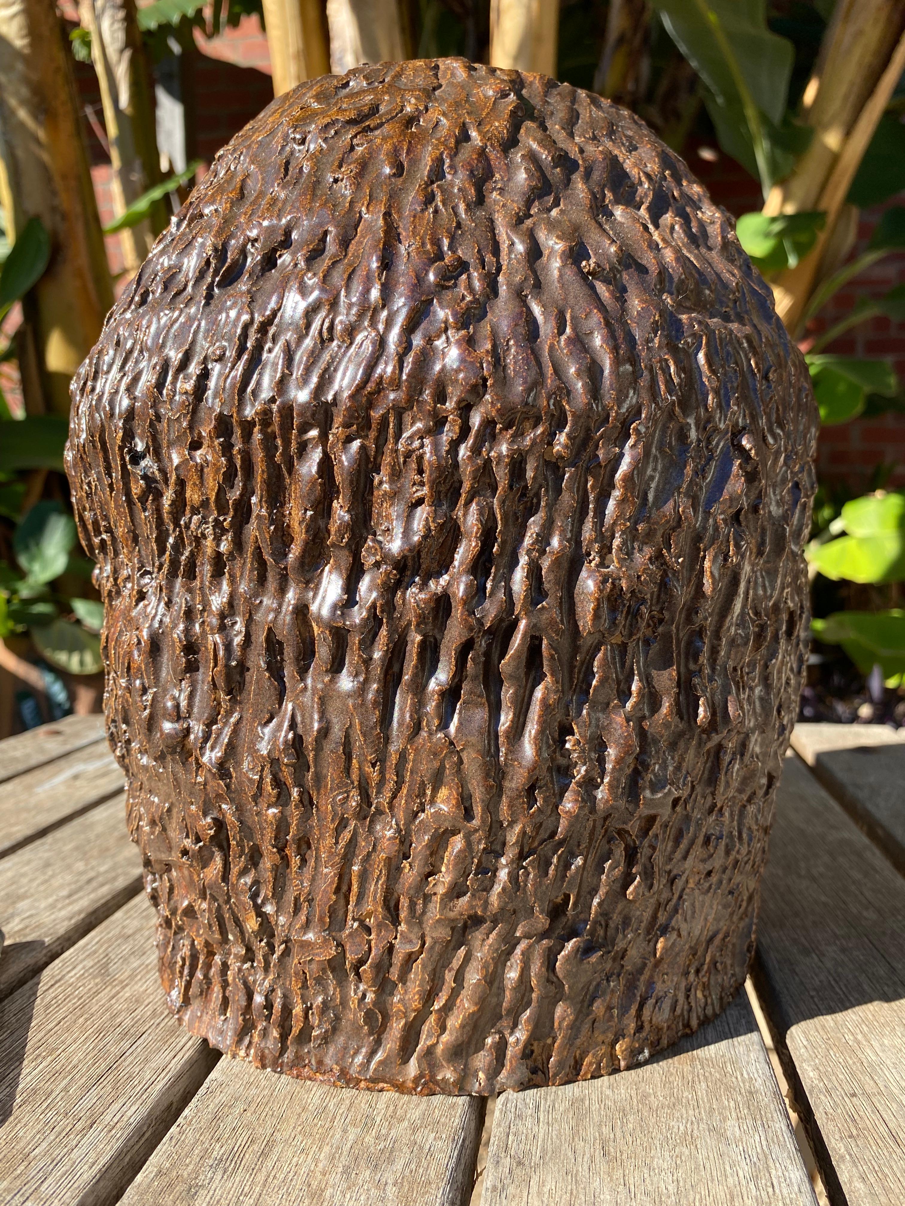 Rustico Vaso Faux Bois marrone cioccolato con texture corteccia anni '80 in vendita