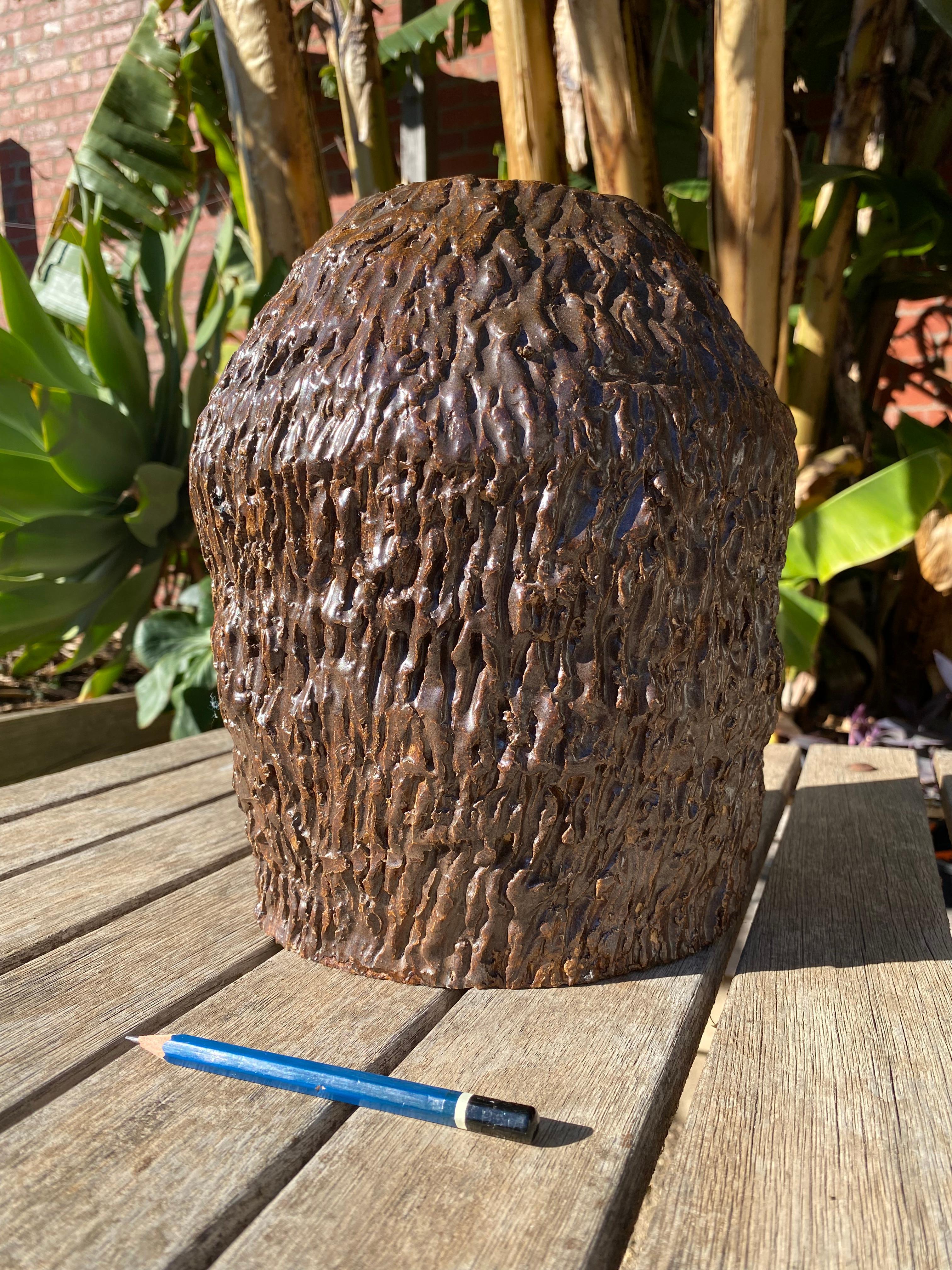 Australiano Vaso Faux Bois marrone cioccolato con texture corteccia anni '80 in vendita