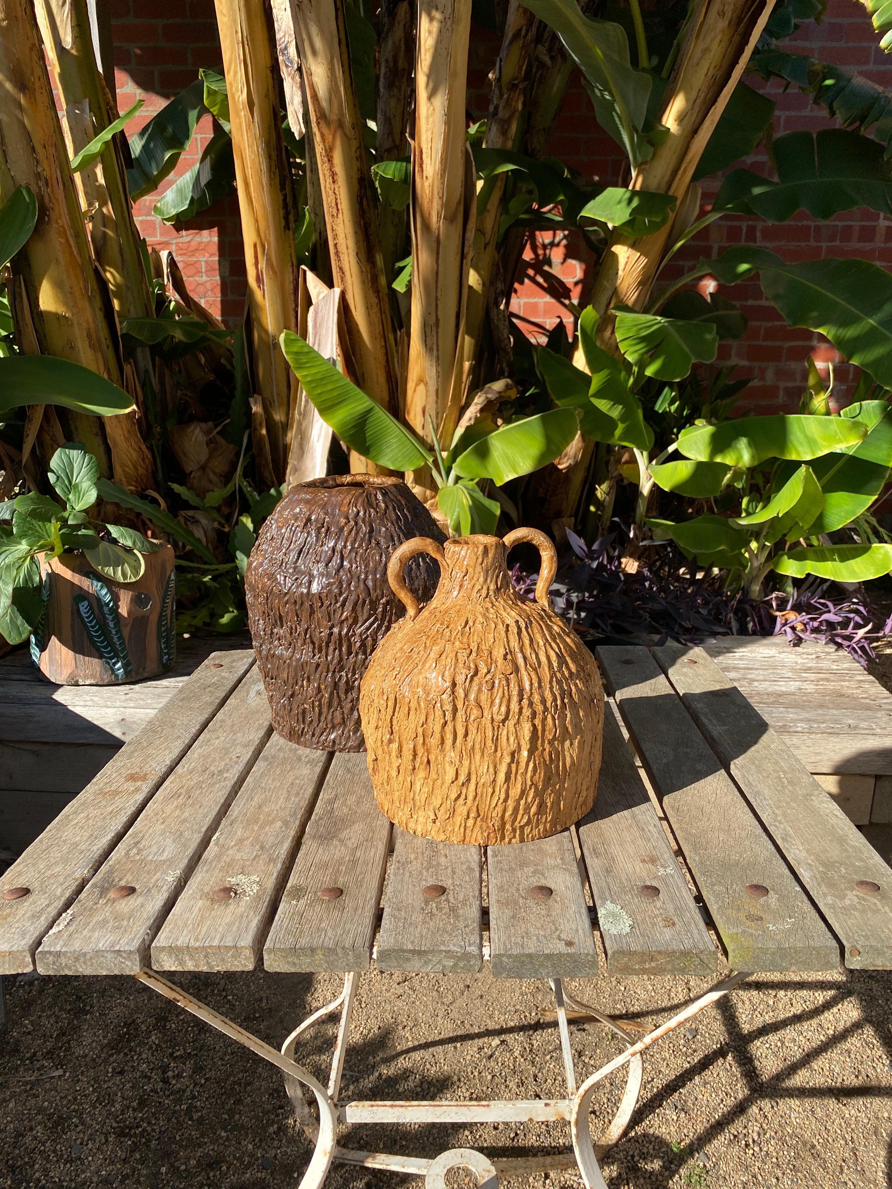 Vaso Faux Bois marrone cioccolato con texture corteccia anni '80 In condizioni buone in vendita a Melbourne, AU