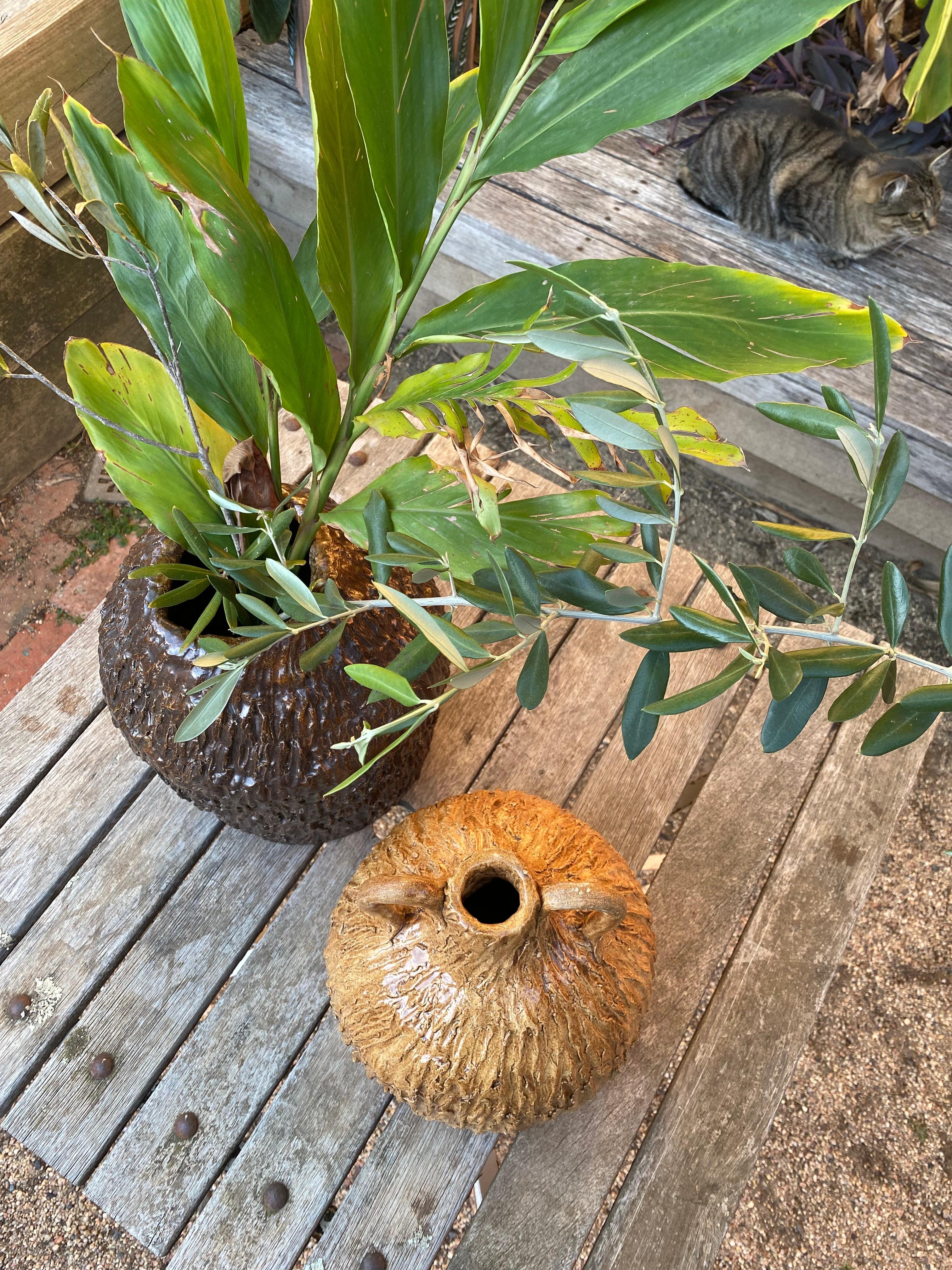 XX secolo Vaso Faux Bois marrone cioccolato con texture corteccia anni '80 in vendita