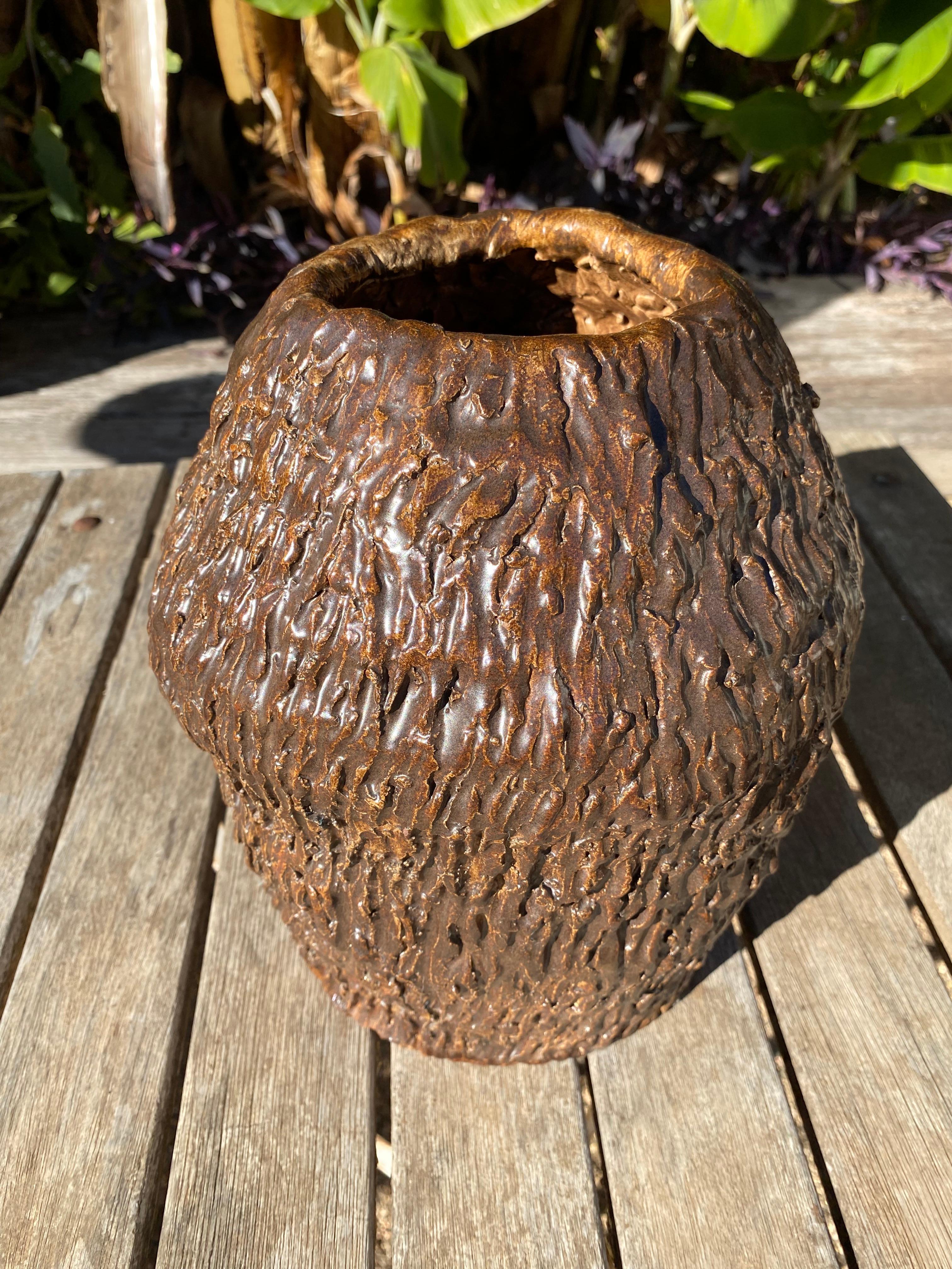 Argilla Vaso Faux Bois marrone cioccolato con texture corteccia anni '80 in vendita