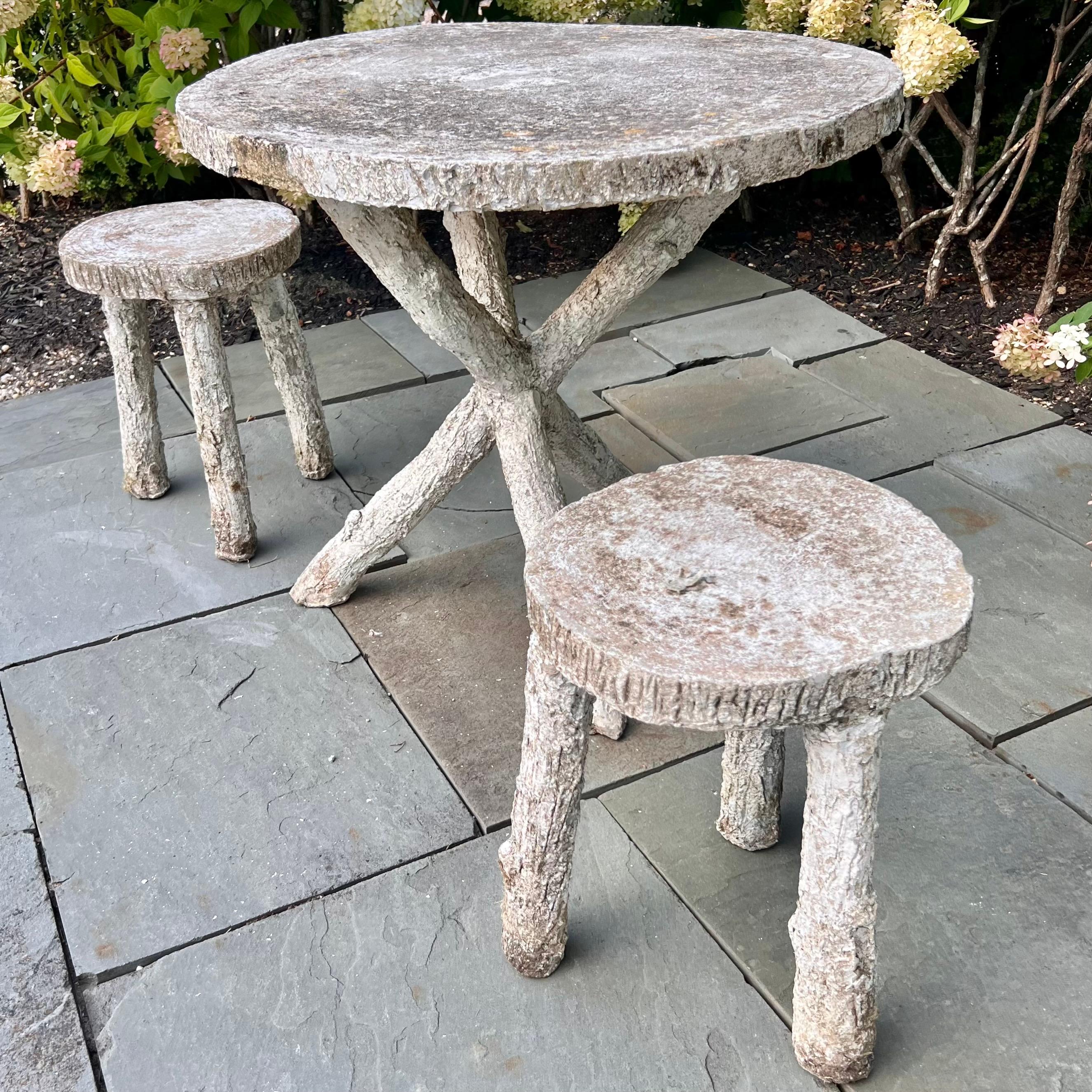 Table et deux tabourets en béton imitation bois, France, années 1960 en vente 4