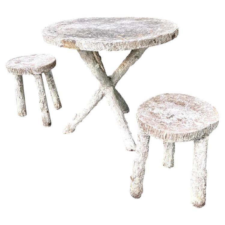 Mesa y dos taburetes de hormigón de imitación bois, años 60 Francia