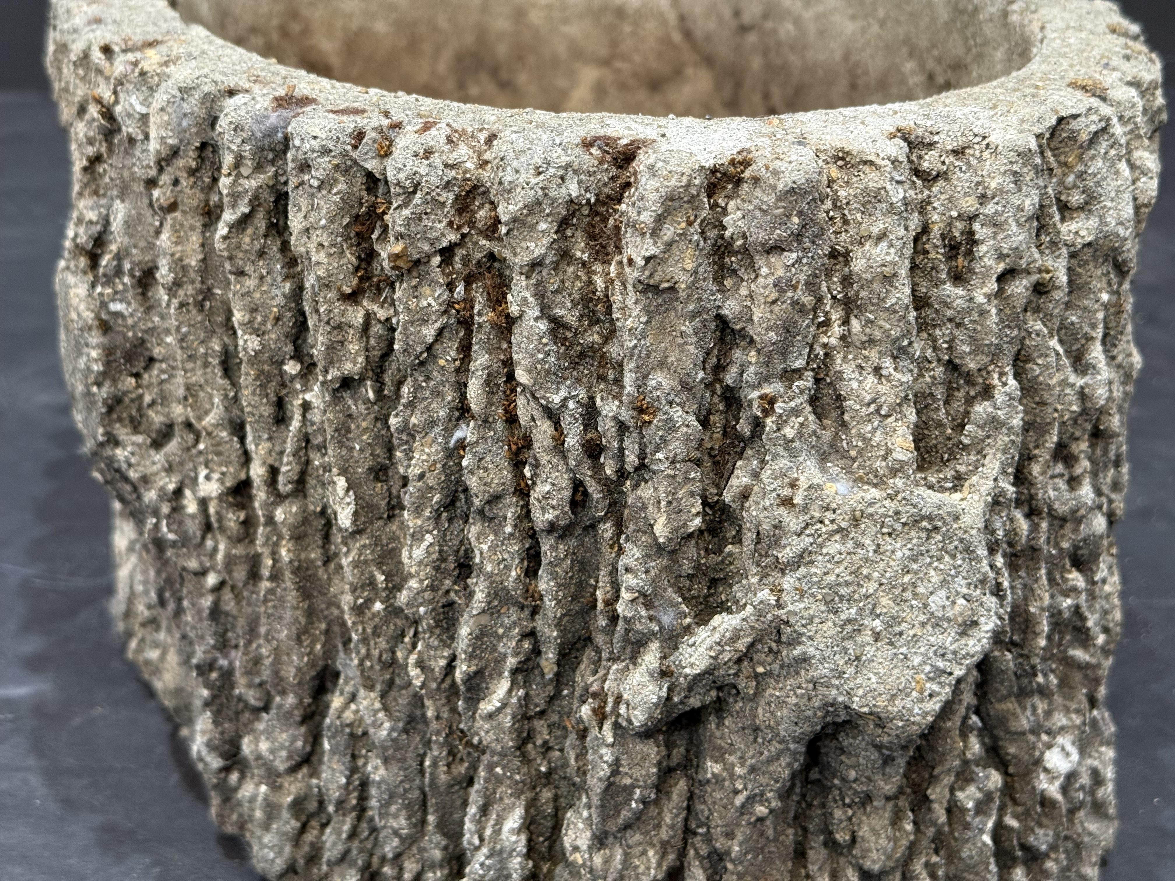 Vaso o fioriera ovale in pietra Faux Boi da giardino dalla Francia in vendita 1