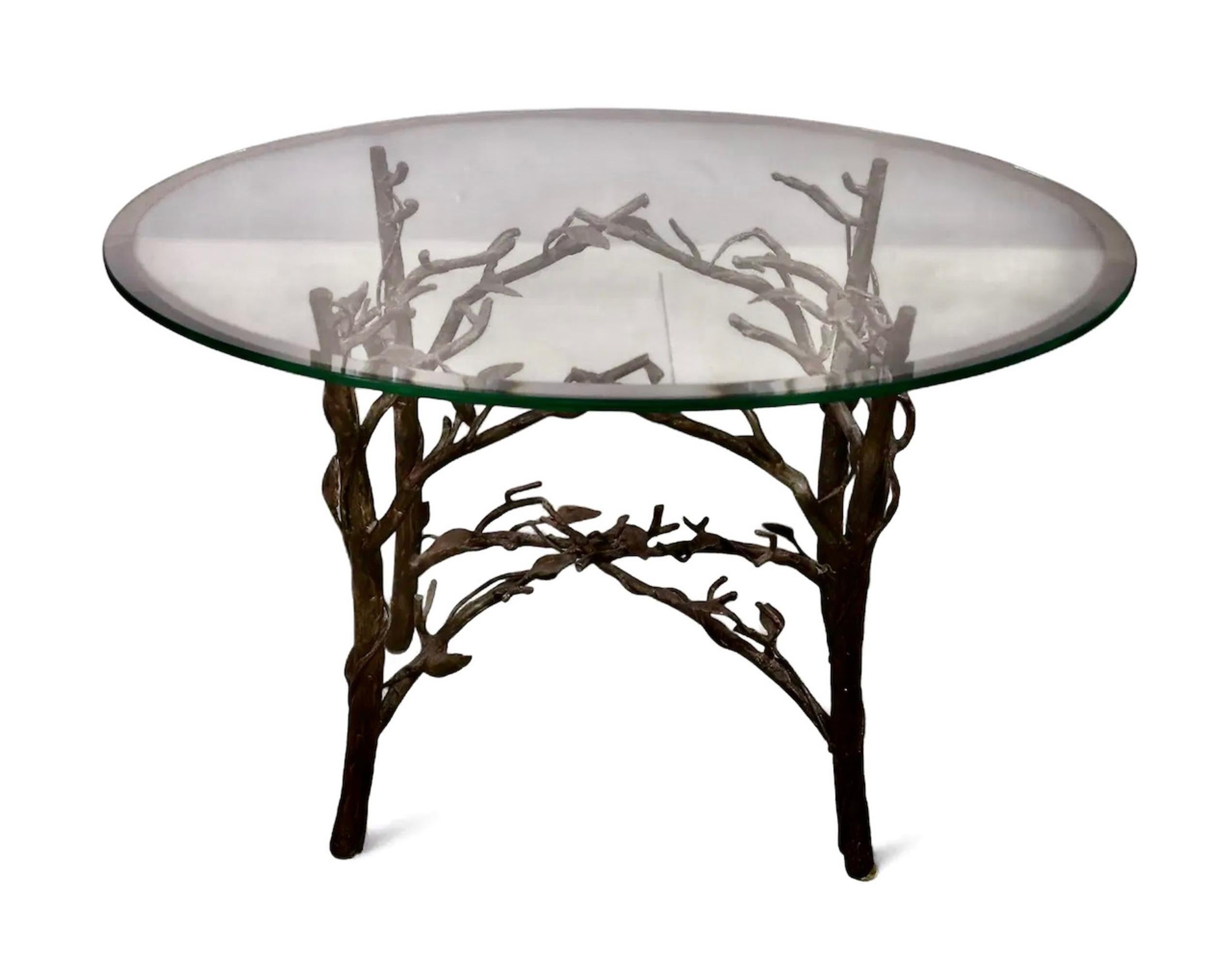 Si tratta di uno splendido tavolino in ghisa in stile Giacometti del diametro di 36 pollici in faux bois. Il tavolo è formato da 4 gambe in finto boise con rami intrecciati. Il piano in vetro spesso è smussato e in buone condizioni generali. Si